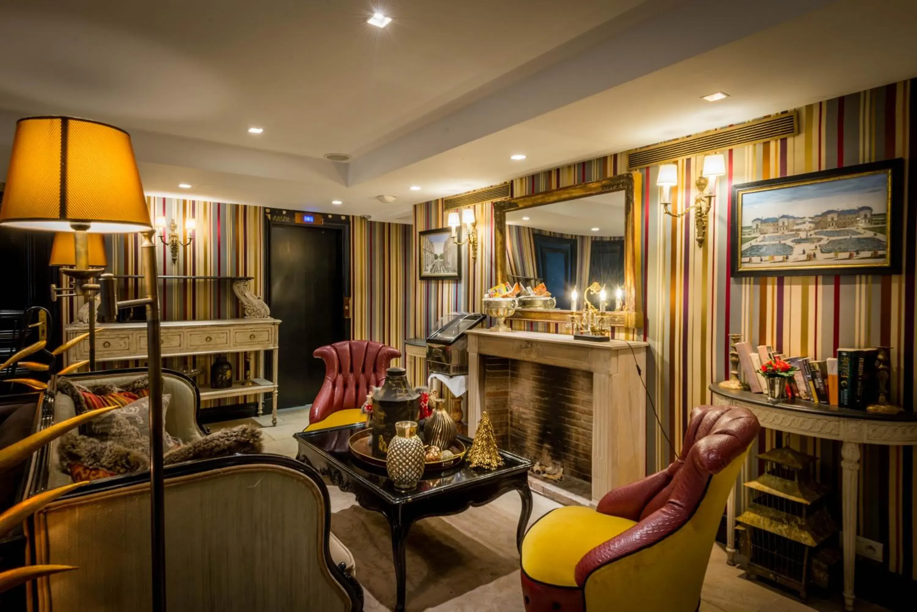 Lounge or bar in Hôtel Chateaubriand Lounge or bar in Hôtel Chateaubriand
