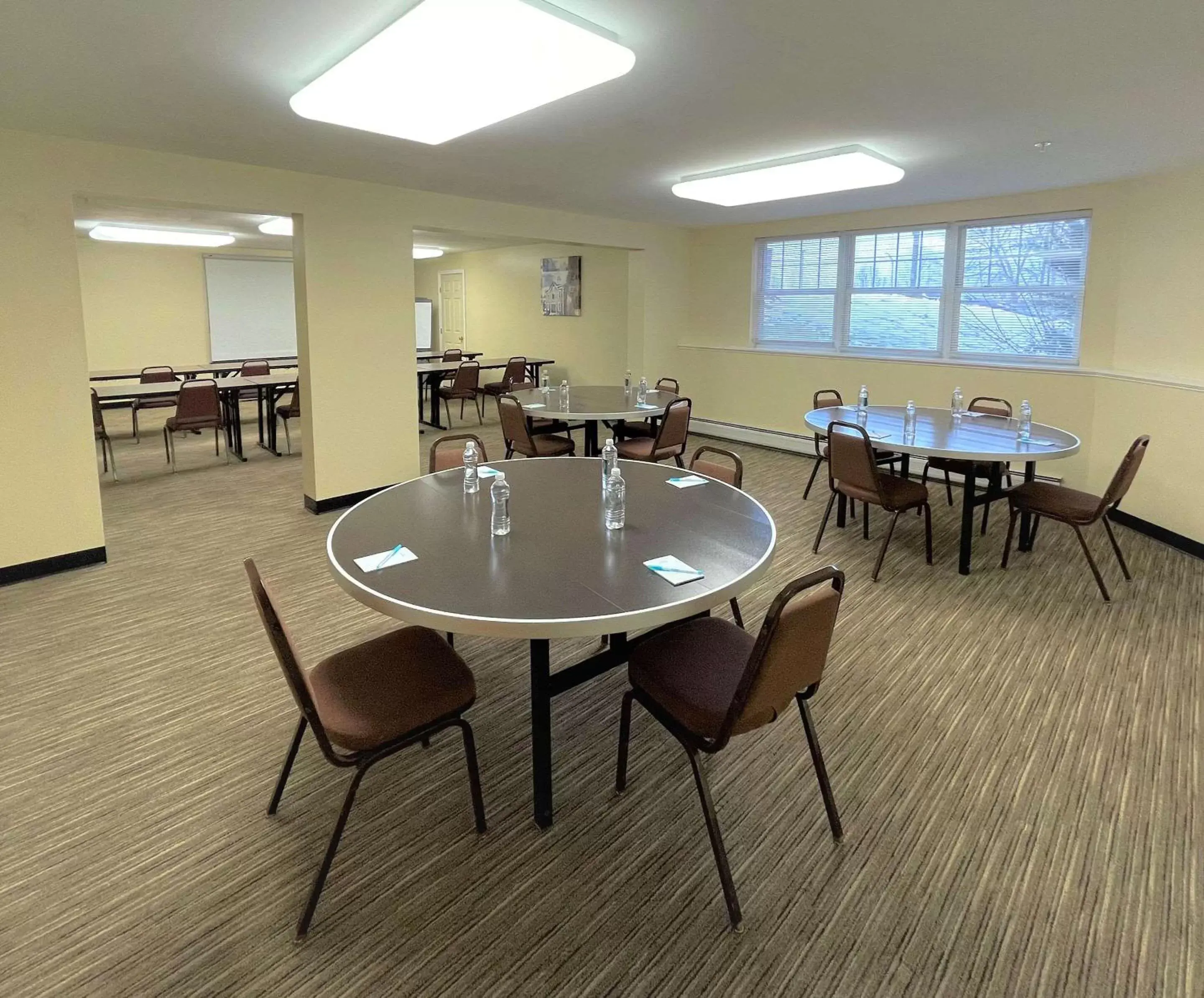 Meeting/conference room, Restaurant/Places to Eat in Smart Suites, Ascend Hotel Collection