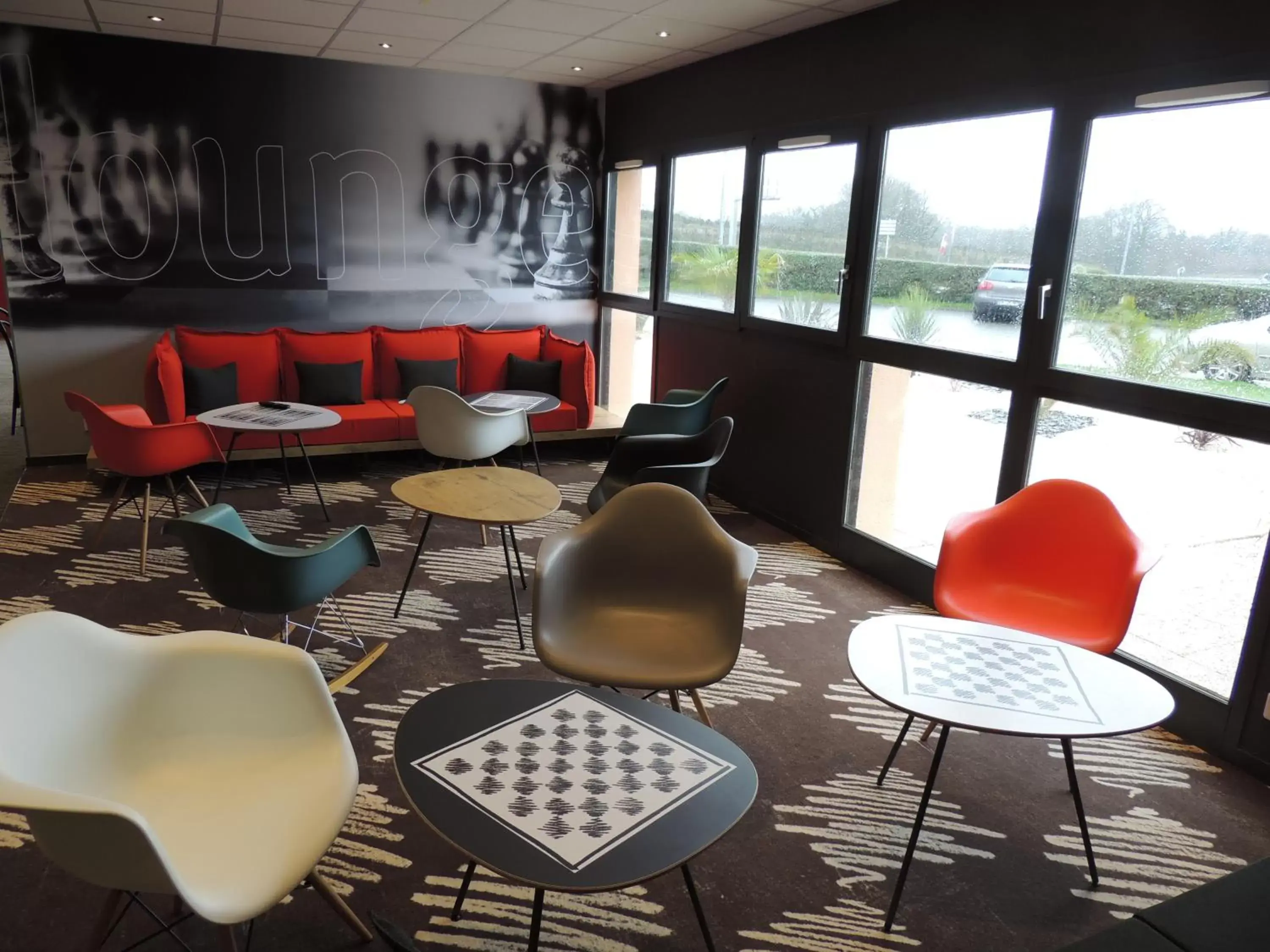 Lounge or bar in Ibis Auray