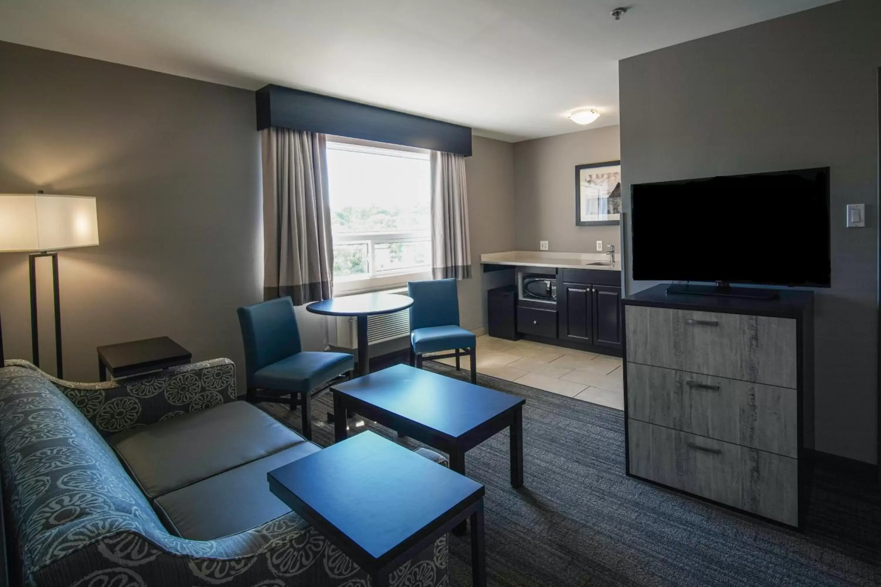 Living room, Seating Area in Best Western Plus Chocolate Lake Hotel - Halifax