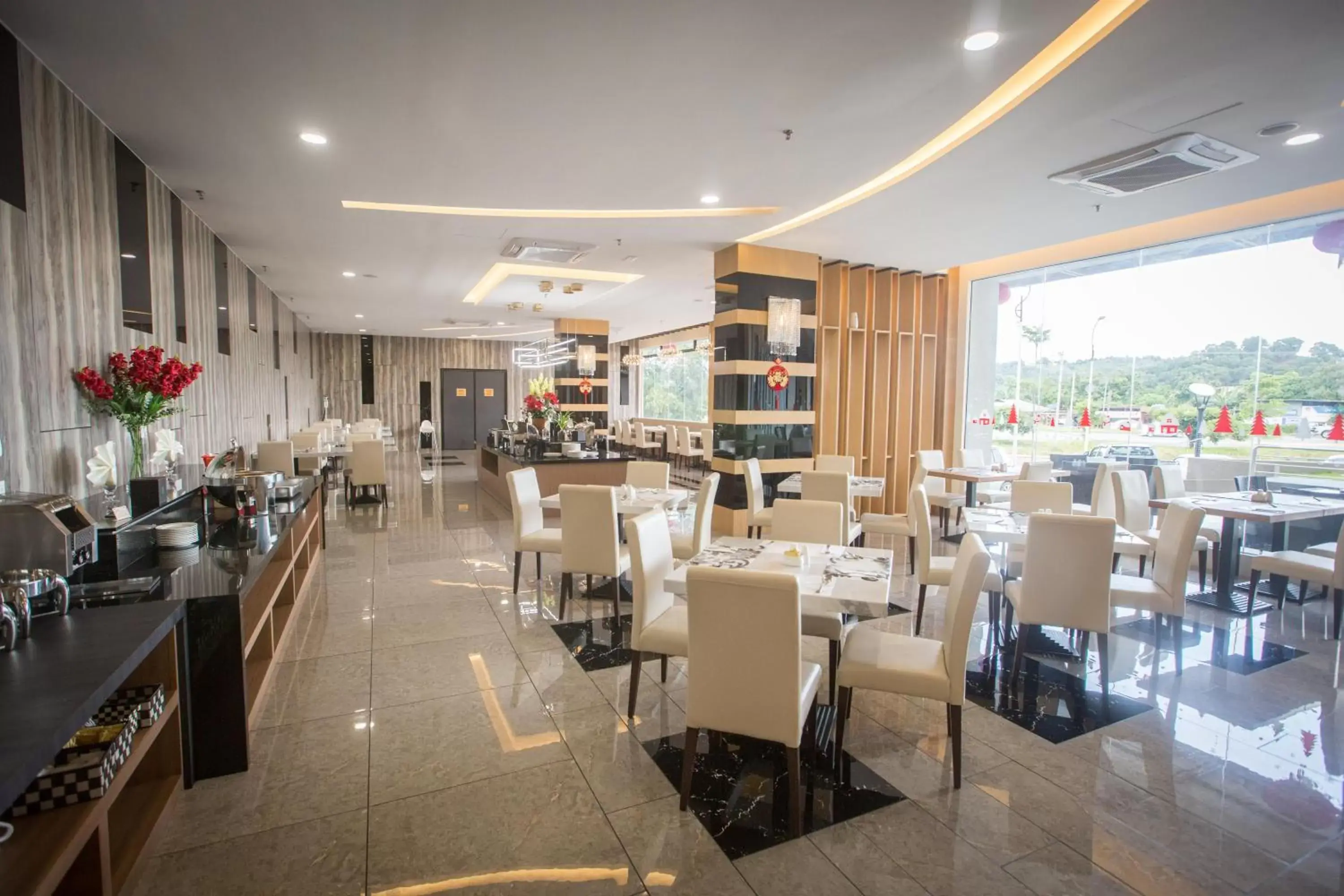 Restaurant/places to eat in Lintas Platinum Hotel Restaurant/places to eat in Lintas Platinum Hotel