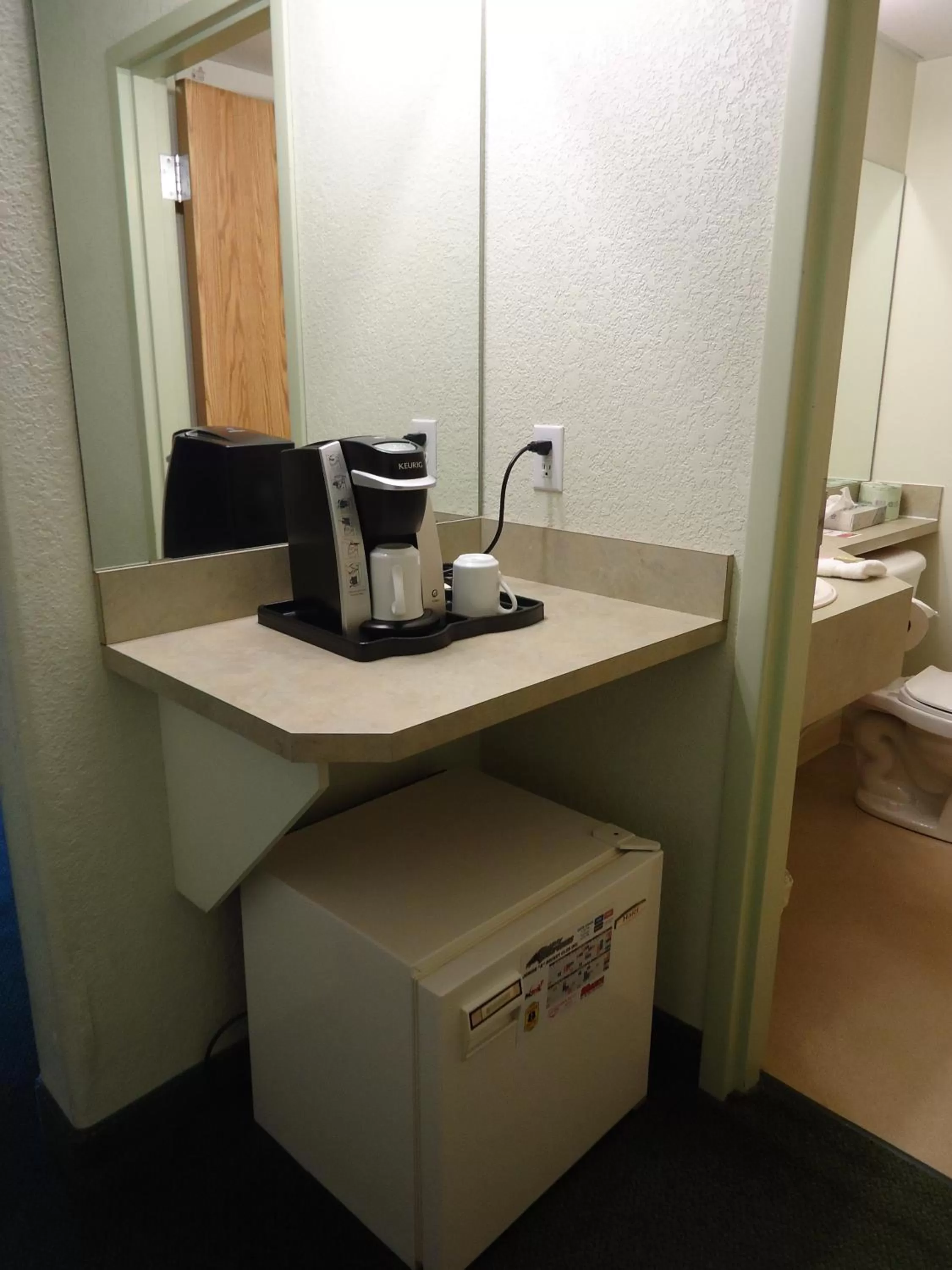 Deluxe Business Queen Room - Non-Smoking in Super 8 by Wyndham Swan River MB