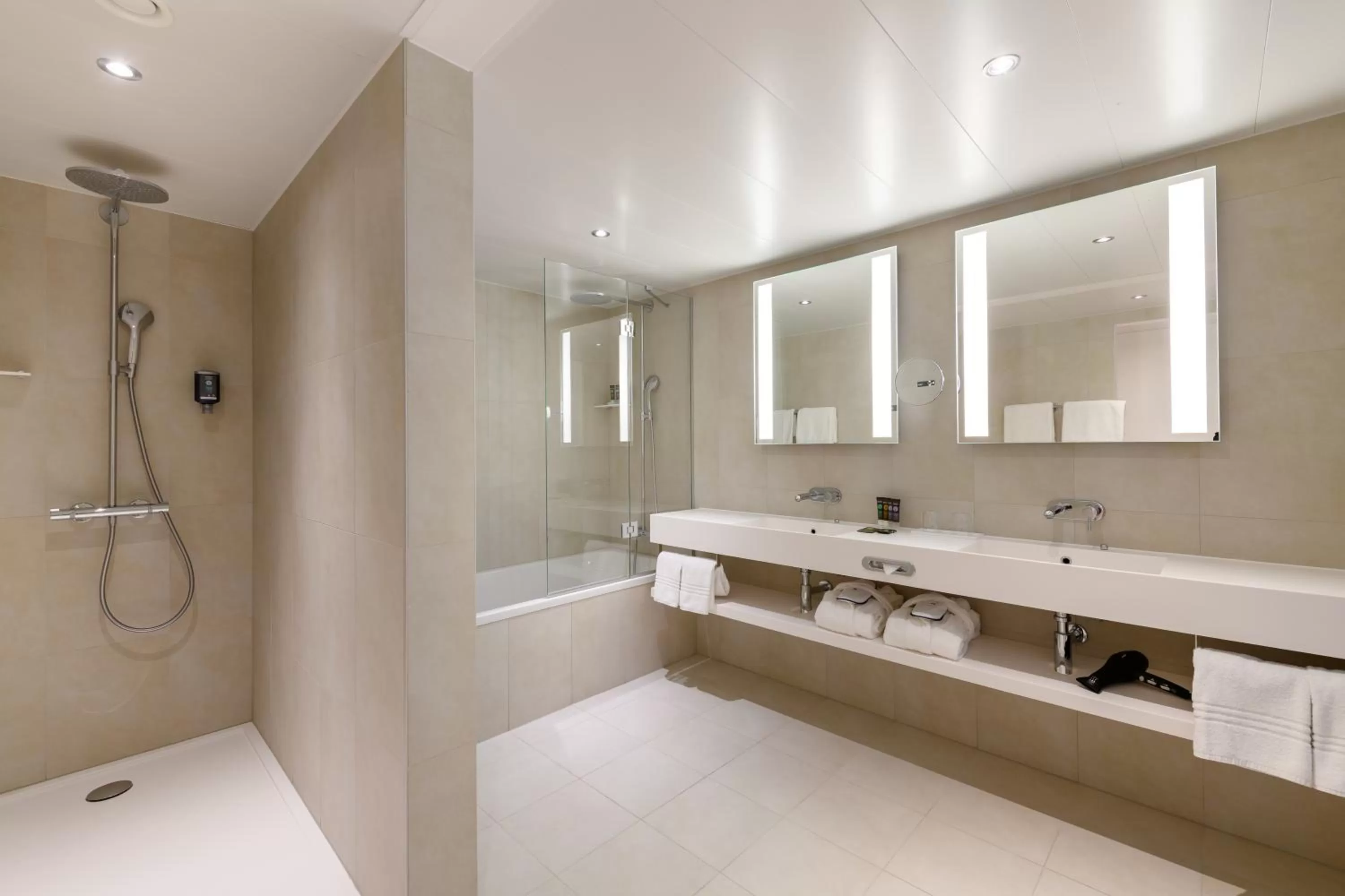 Bathroom in Novotel Wien Hauptbahnhof