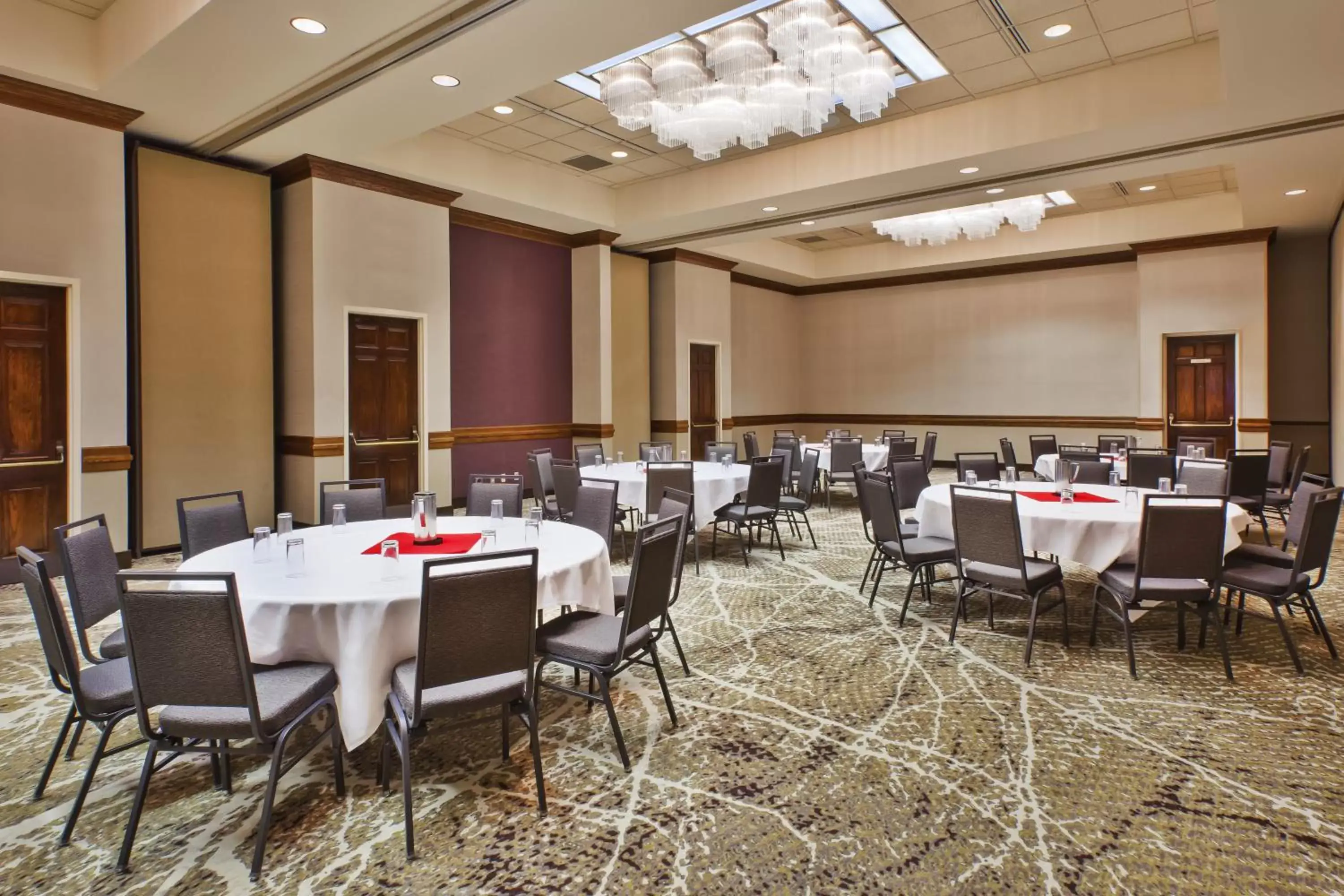 Meeting/conference room, Restaurant/Places to Eat in Holiday Inn Rapid City - Rushmore Plaza, an IHG Hotel