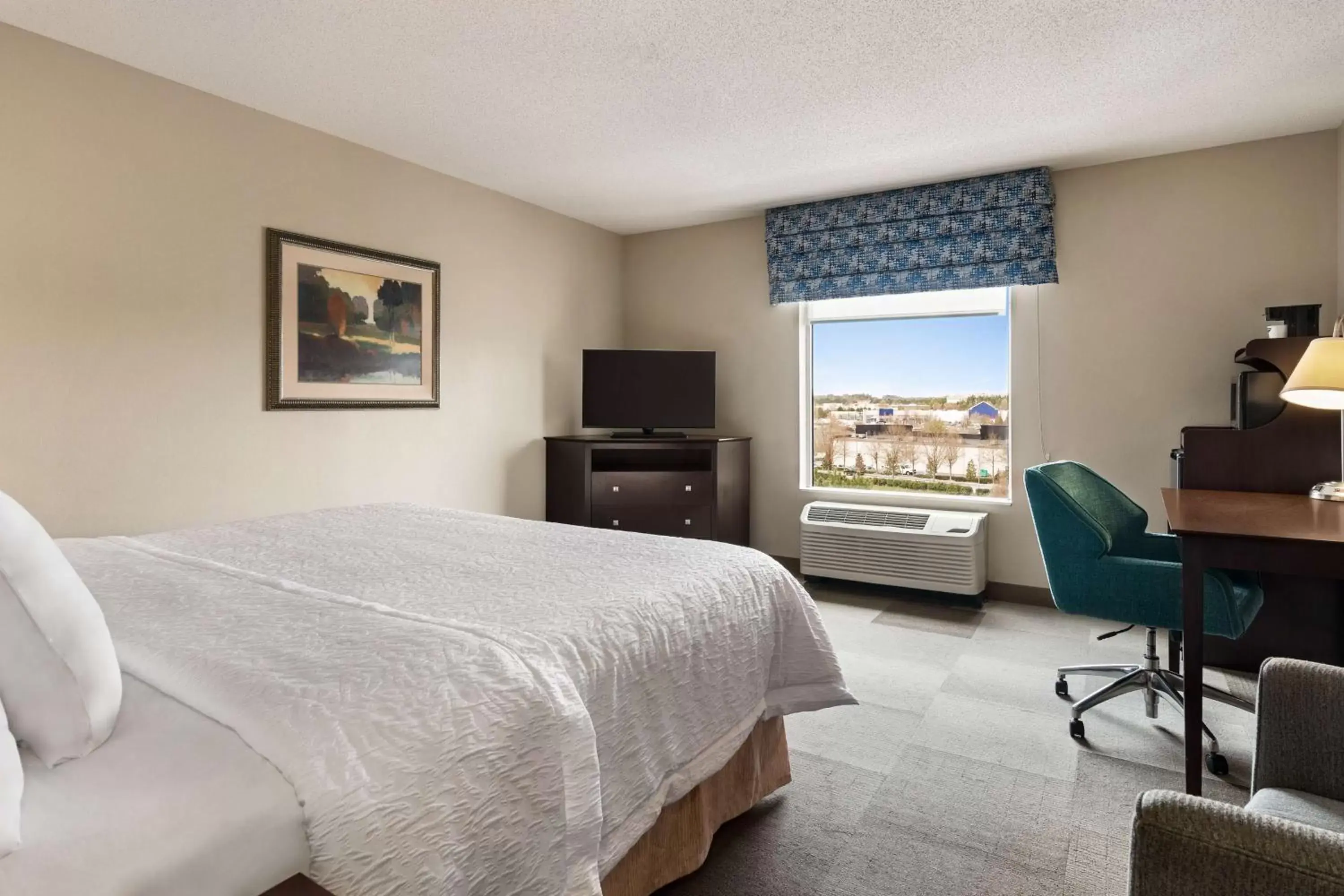 Bedroom, TV/Entertainment Center in Hampton Inn & Suites Atlanta Airport West Camp Creek Pkwy