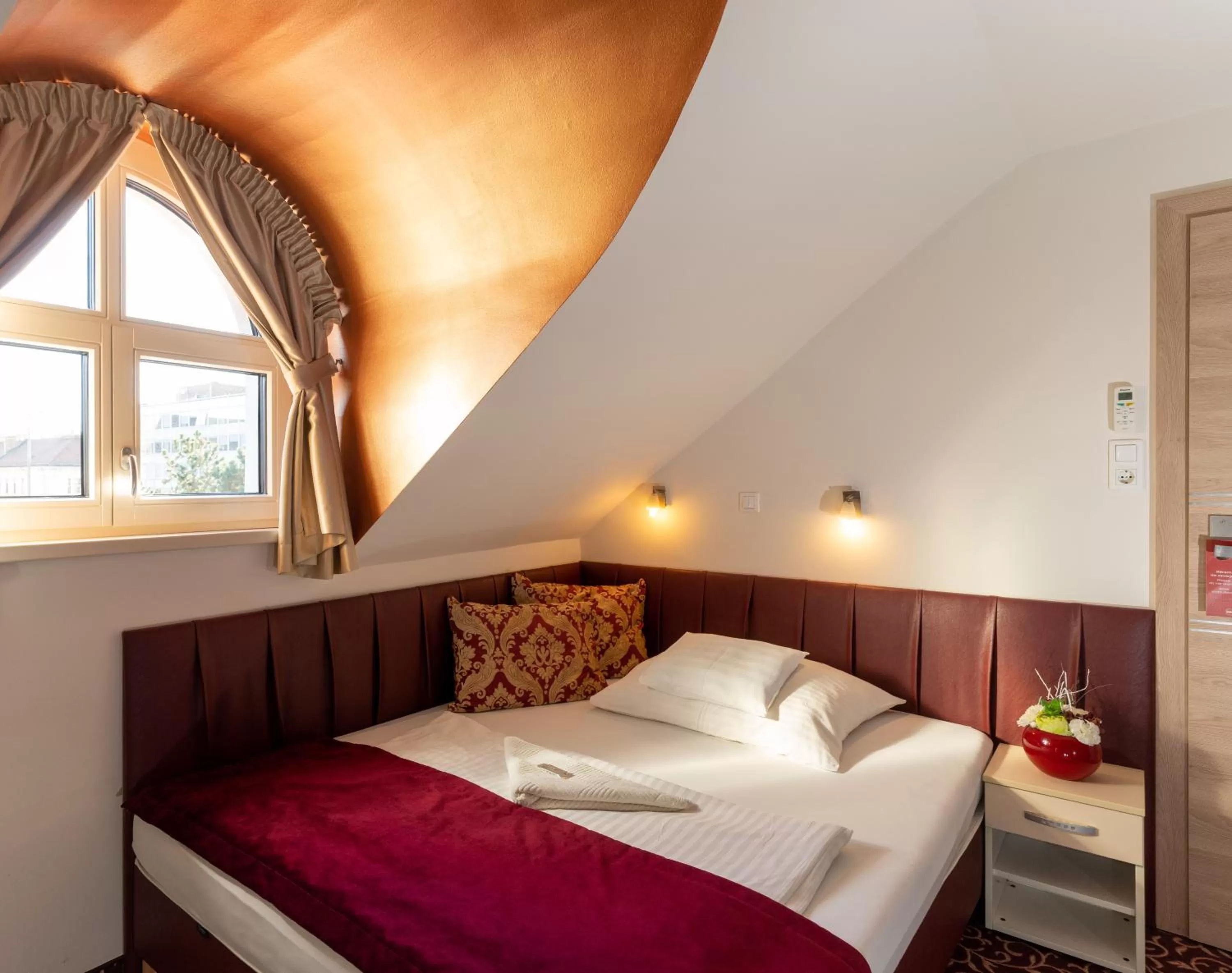 Photo of the whole room, Bed in Teátrum Boutique Hotel