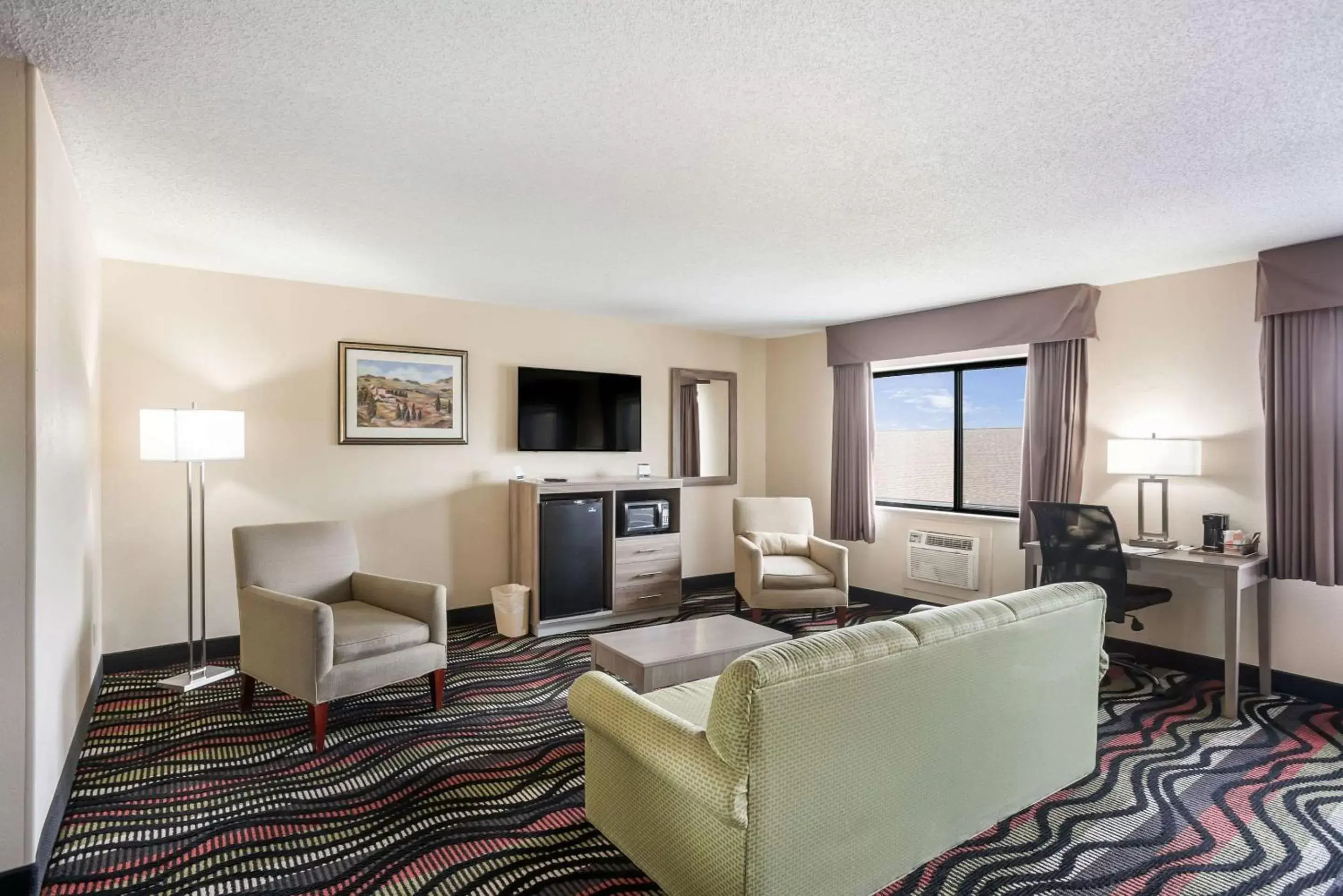 Photo of the whole room in Quality Inn Cedar Rapids South Photo of the whole room in Quality Inn Cedar Rapids South
