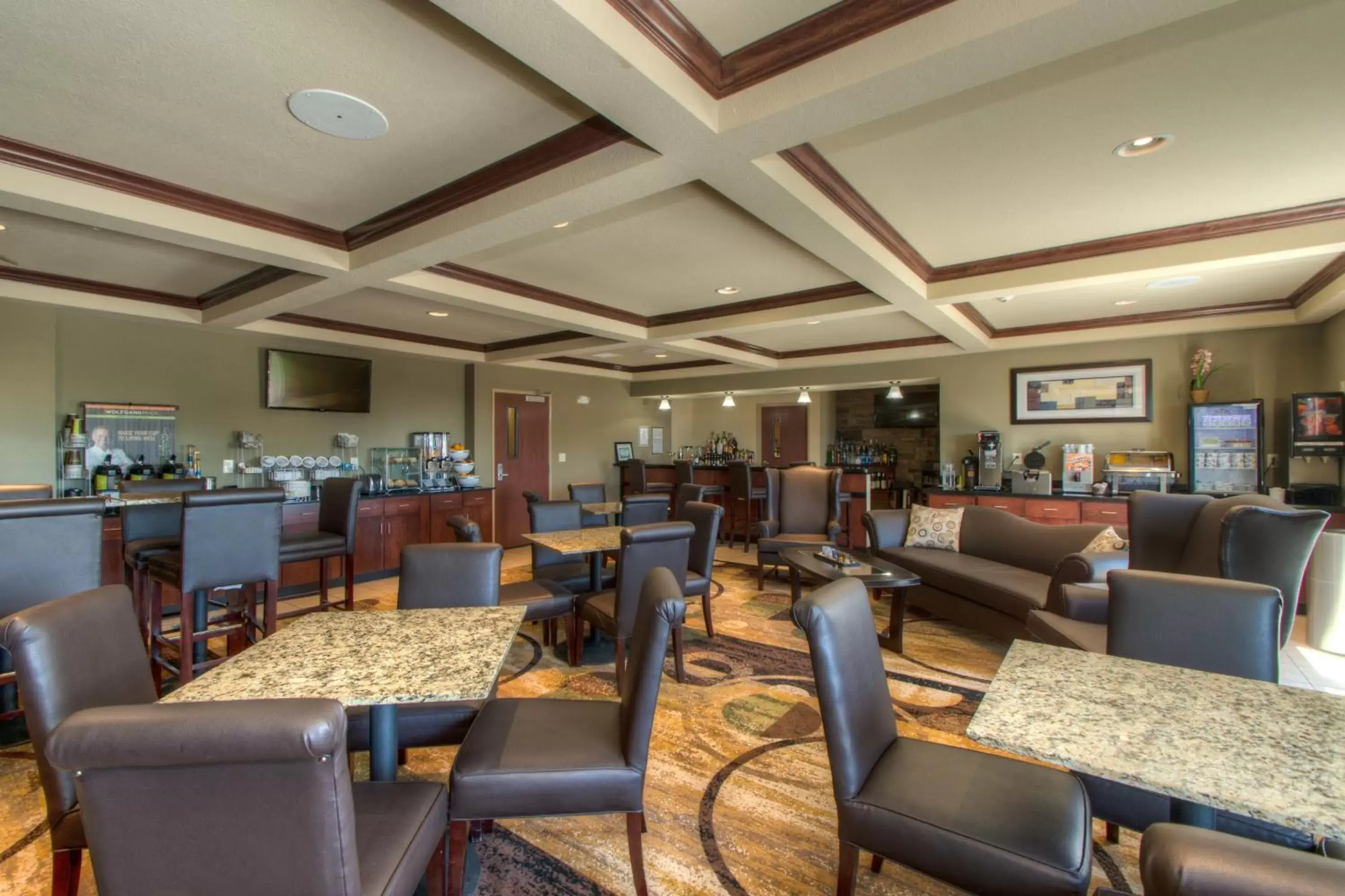 Lounge or bar, Restaurant/Places to Eat in Cobblestone Inn & Suites - Holyoke