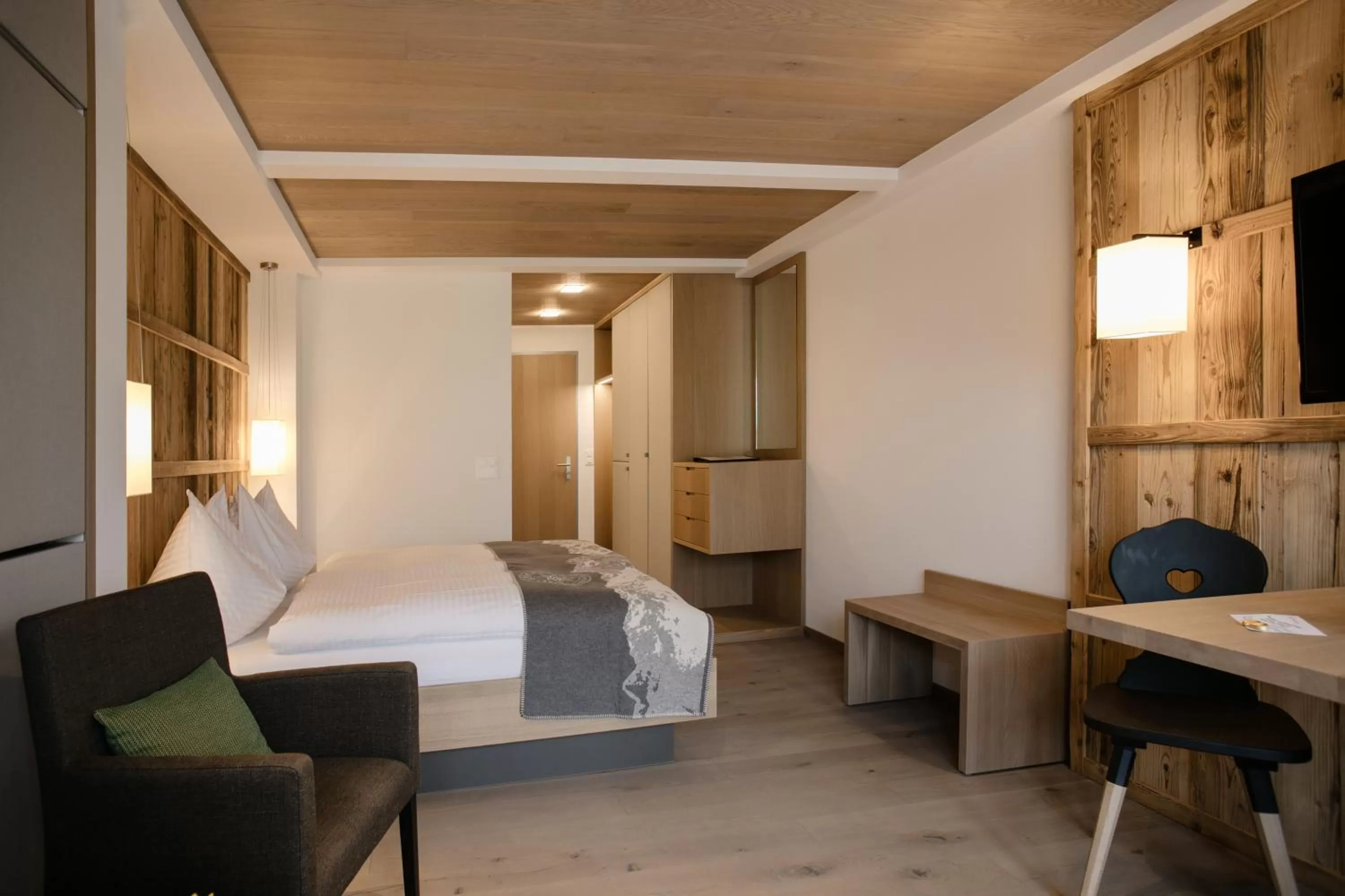 Photo of the whole room, Bed in Adler Adelboden