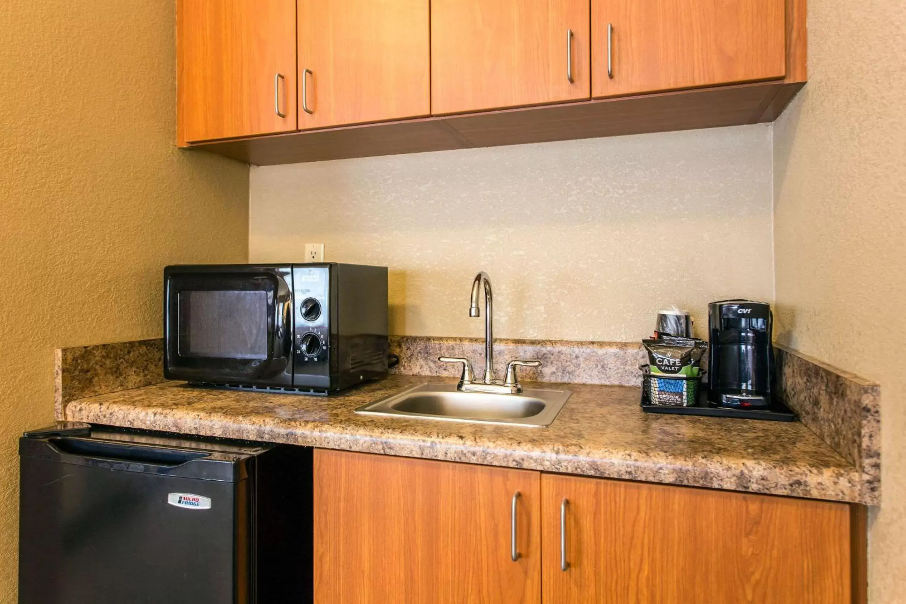 Photo of the whole room, Kitchen/Kitchenette in Comfort Suites Wilmington near Downtown