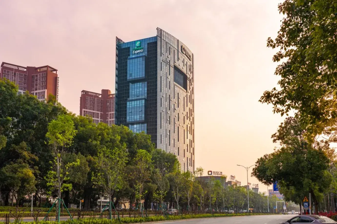 Property building in Holiday Inn Express Yangjiang City Center by IHG Property building in Holiday Inn Express Yangjiang City Center by IHG