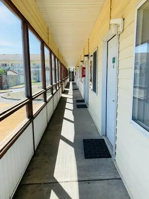 Balcony/Terrace in Ocean Shores Inn & Suites