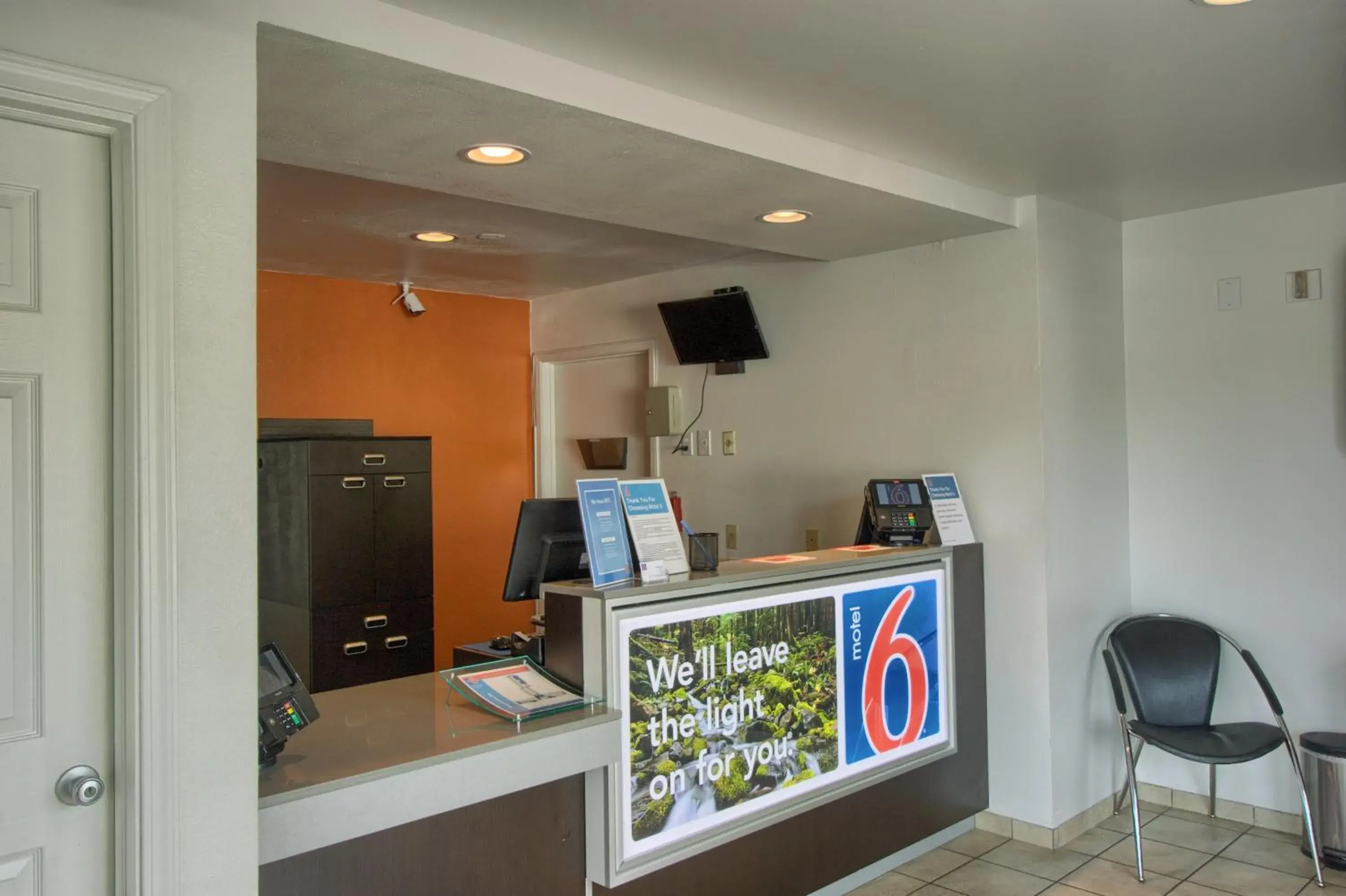 Lobby or reception in Motel 6-Everett, WA - North Lobby or reception in Motel 6-Everett, WA - North