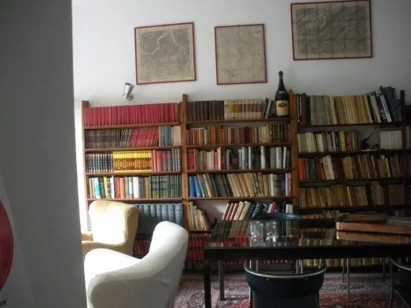 Library in B&B Casa Cantoniera