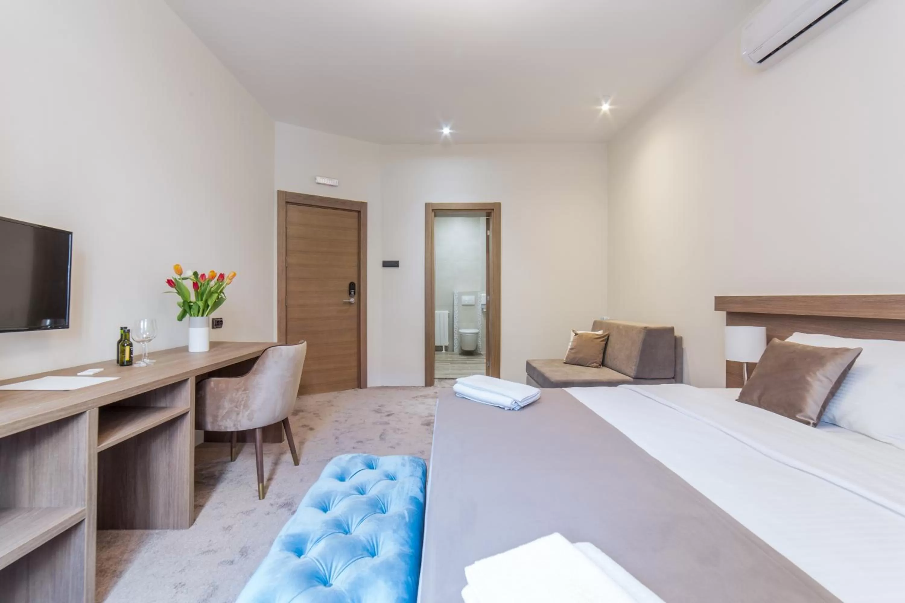 Toilet, Bed in M House Belgrade Residence