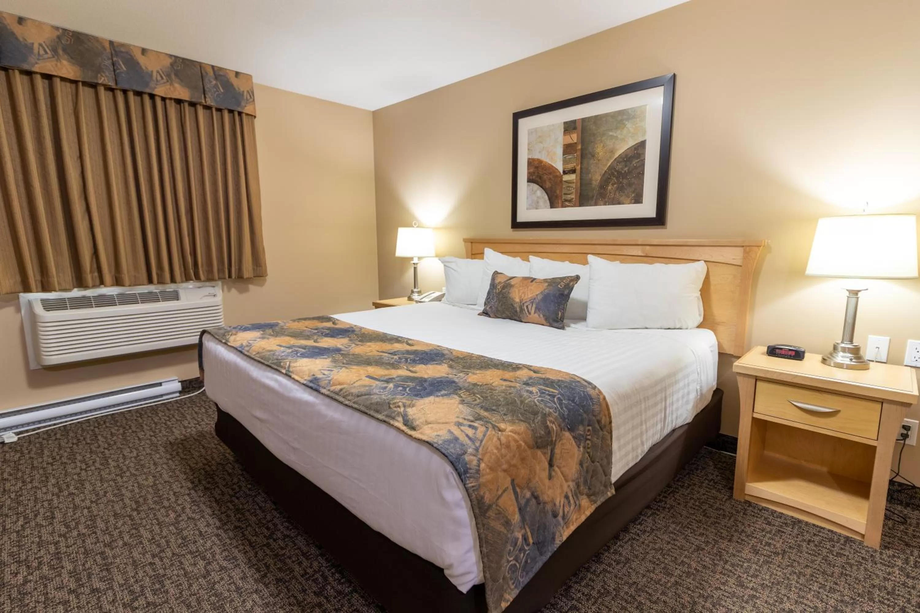 Bedroom, Bed in BCMInns - Fort McMurray - Rusty&#x27;s