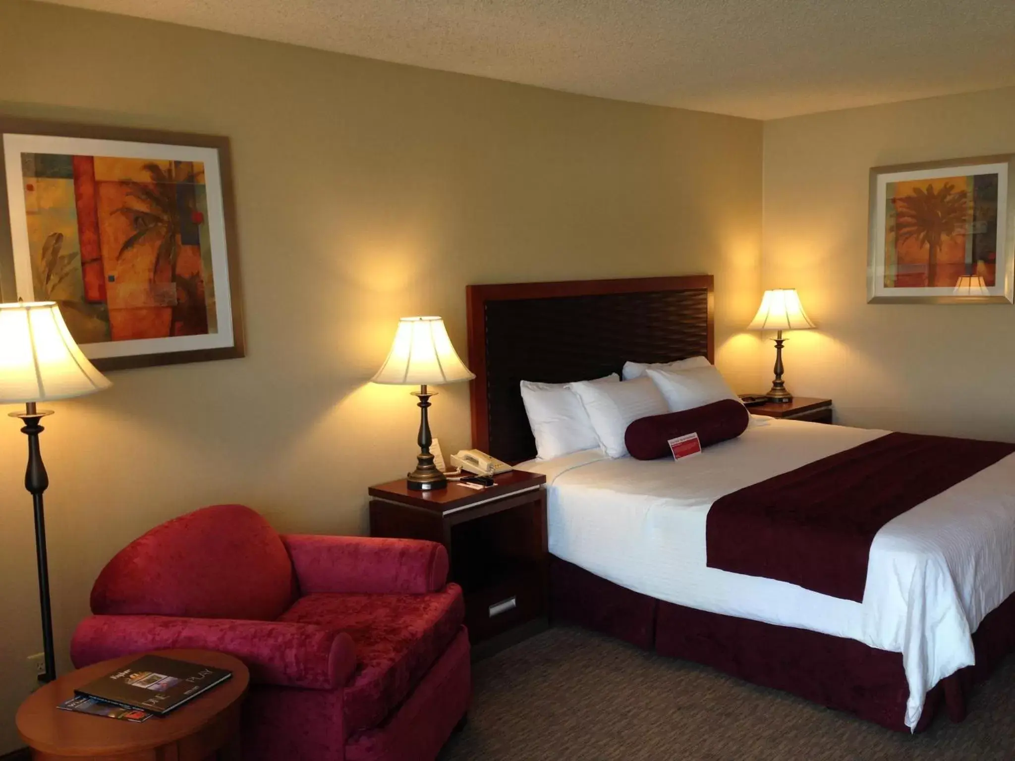 Photo of the whole room, Bed in Ramada by Wyndham Sunnyvale/Silicon Valley
