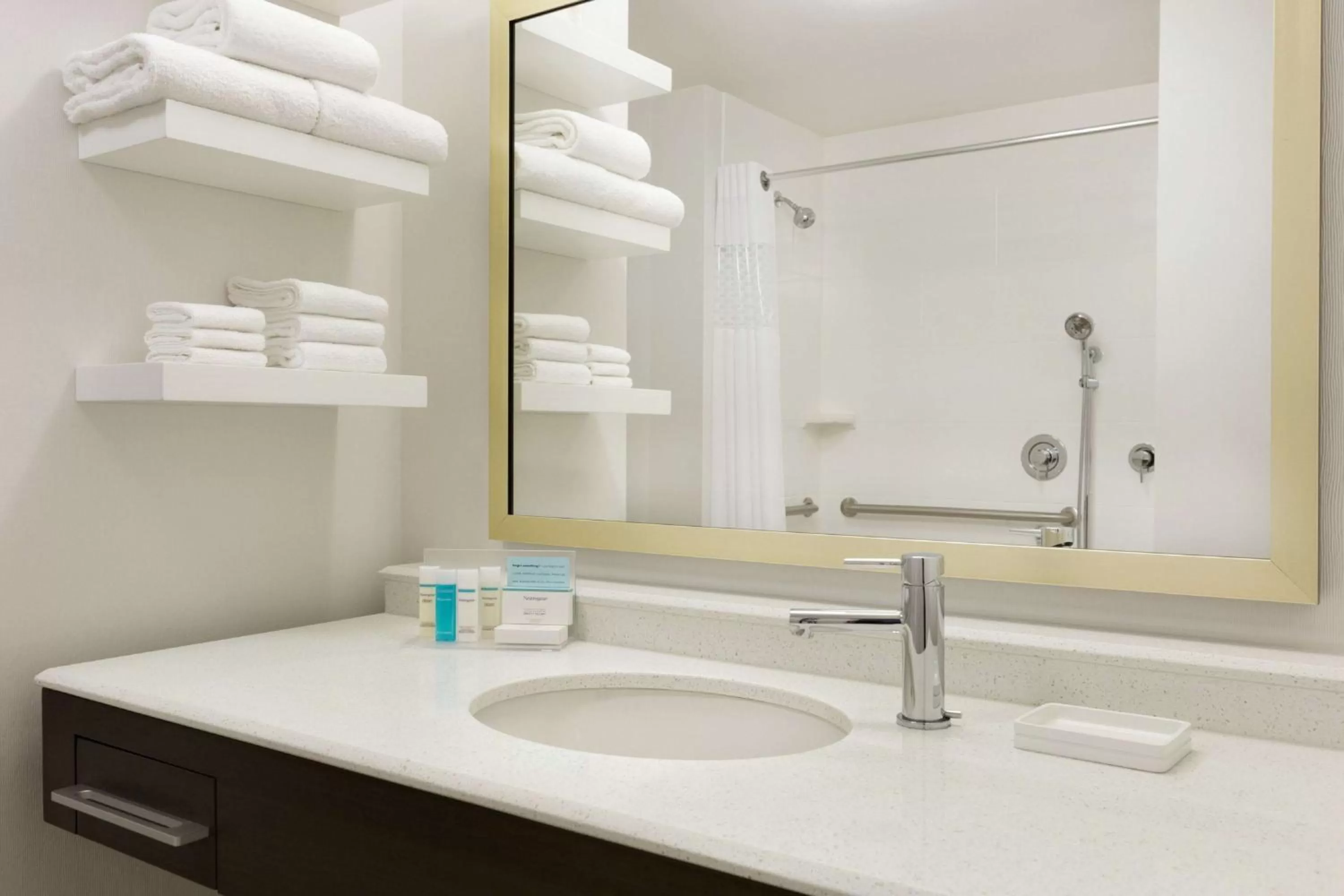 Bathroom in Hampton Inn By Hilton North Olmsted Cleveland Airport