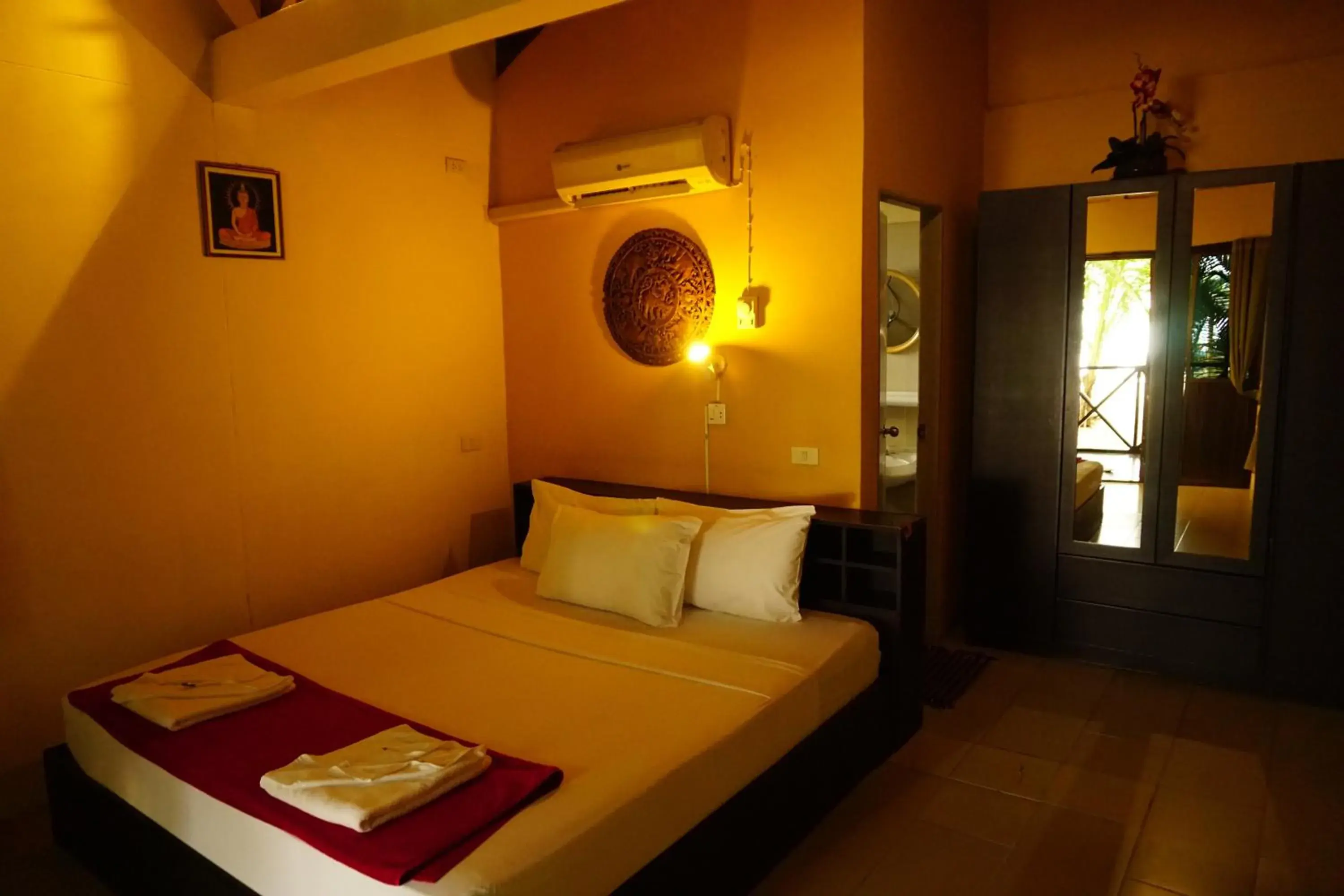 Photo of the whole room, Bed in Moonhut Bungalows