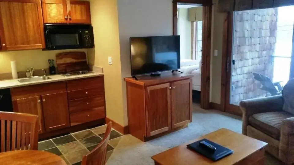 Photo of the whole room, TV/Entertainment Center in Winwood Inn & Condominiums