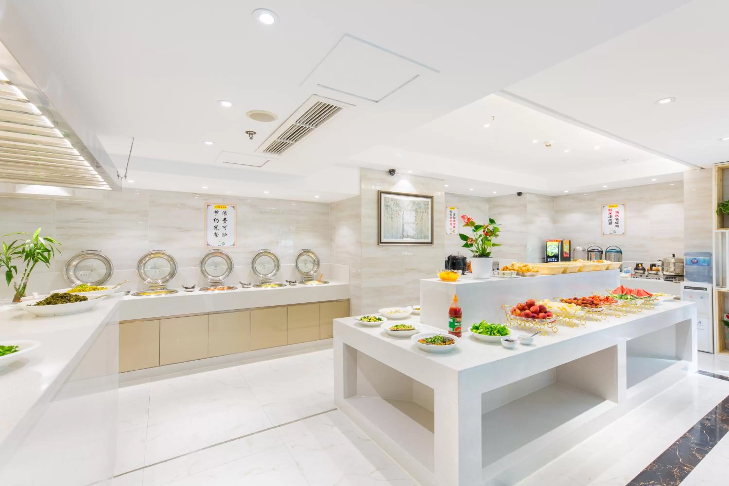 Restaurant/places to eat in Lingshang Hotel