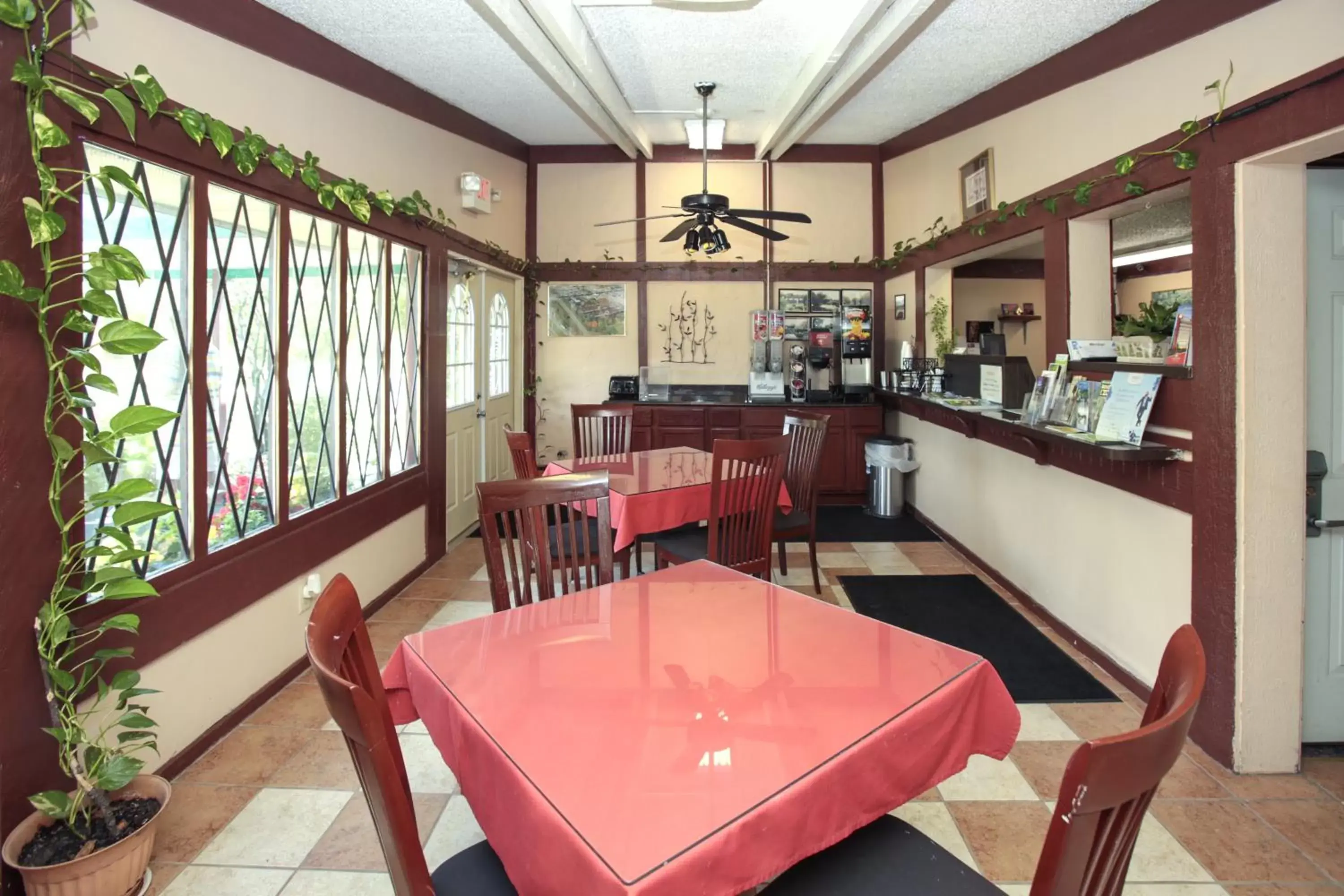 Dining area in Knights Inn - Battle Creek Dining area in Knights Inn - Battle Creek