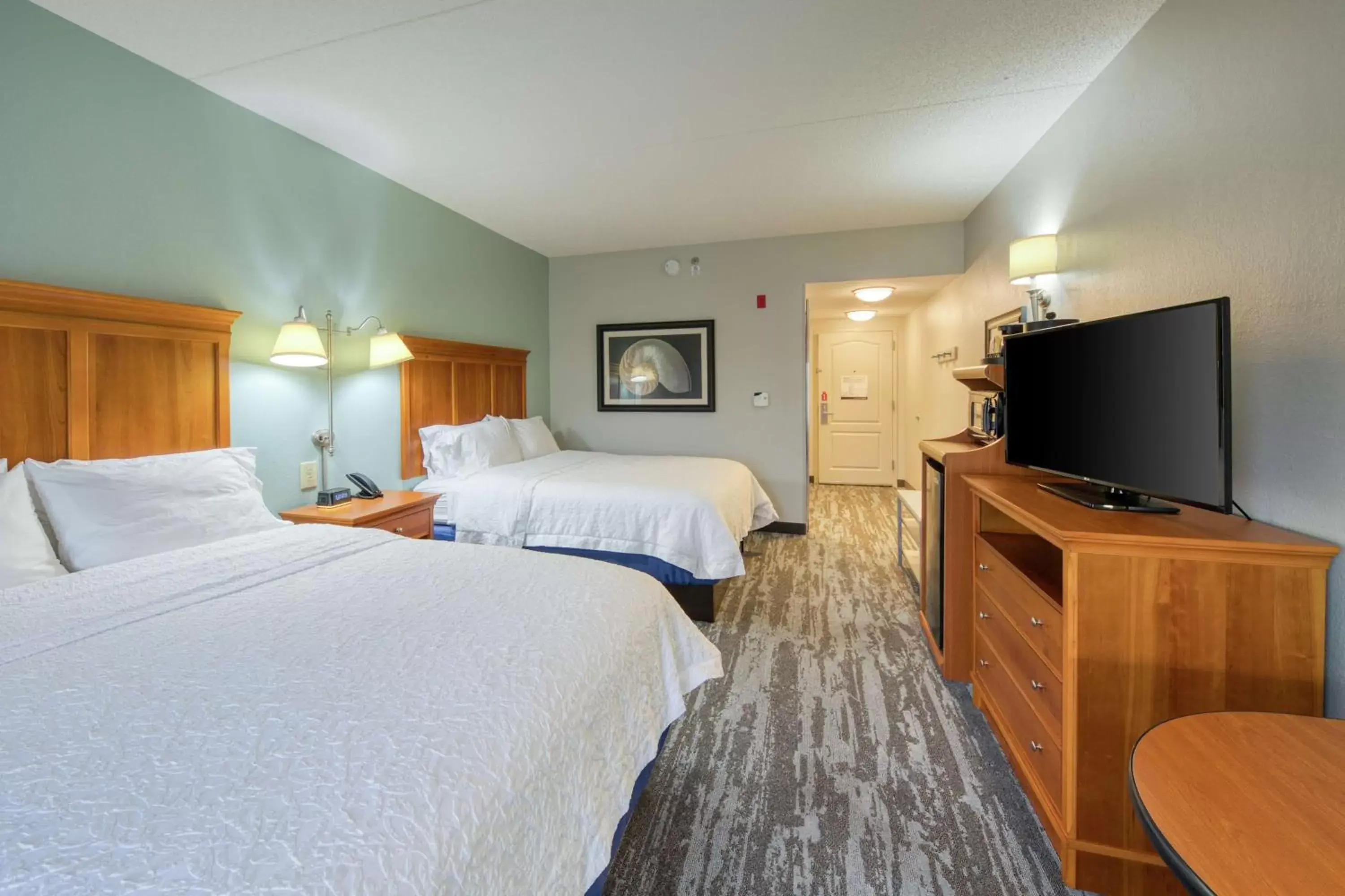 Bedroom, TV/Entertainment Center in Hampton Inn Wilmington University Area