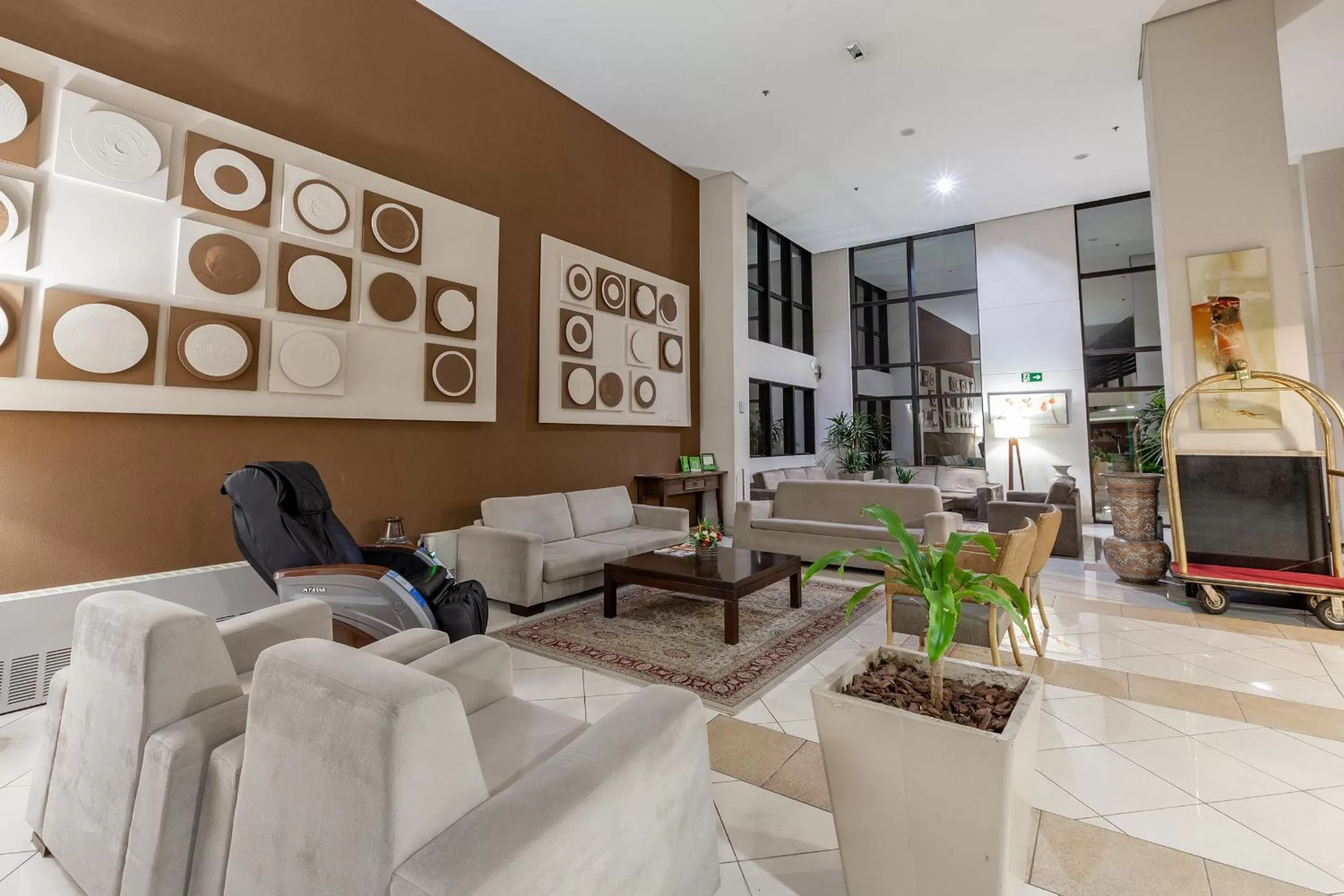 Communal lounge/ TV room in Tri Hotel Executive Caxias