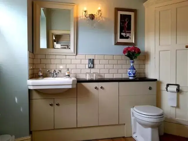 Bathroom in No 6 The Square Tearooms & Accommodation