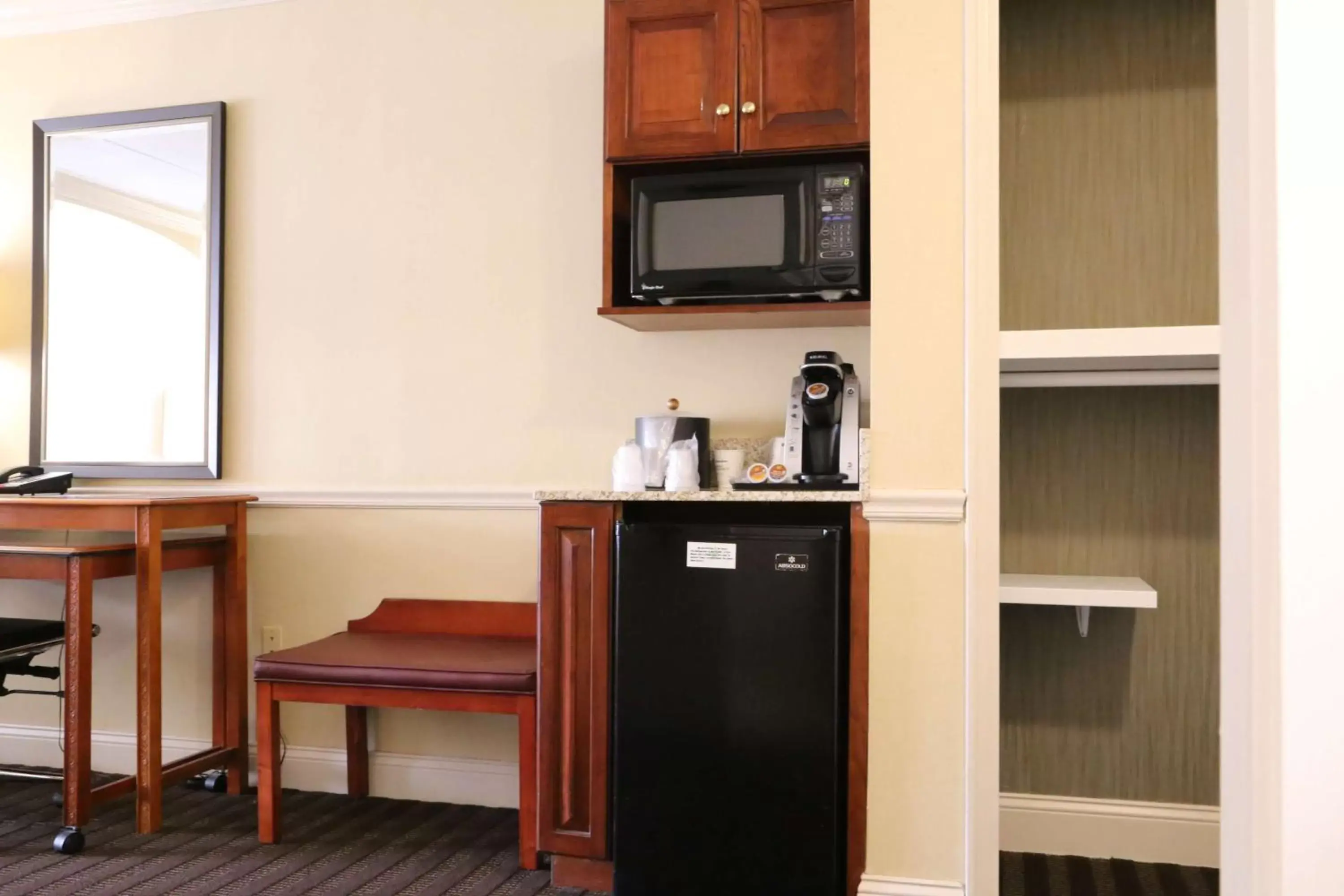 Photo of the whole room, Kitchen/Kitchenette in Best Western Springfield Hotel