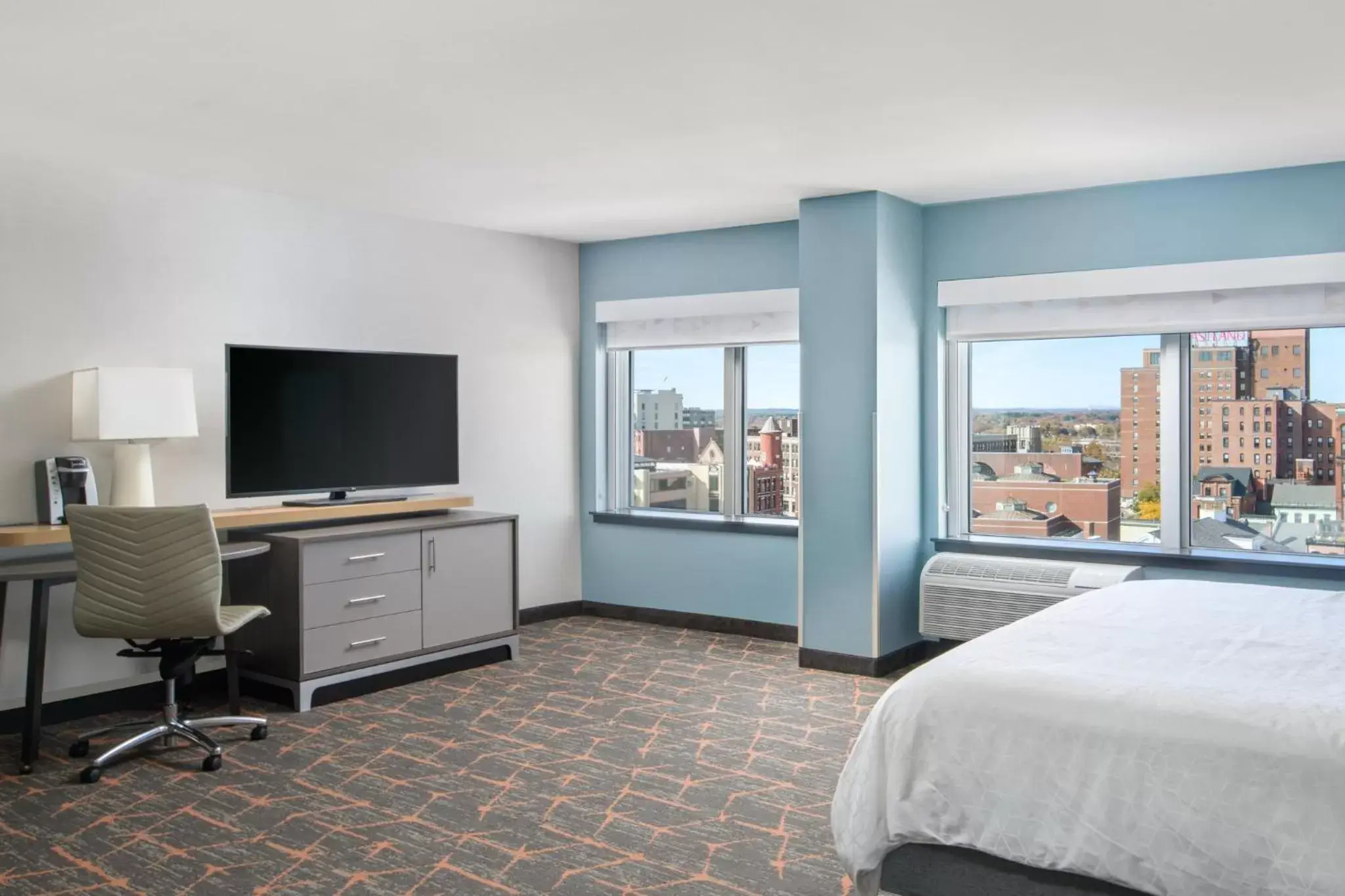 Photo of the whole room, TV/Entertainment Center in Holiday Inn Portland-By the Bay, an IHG Hotel