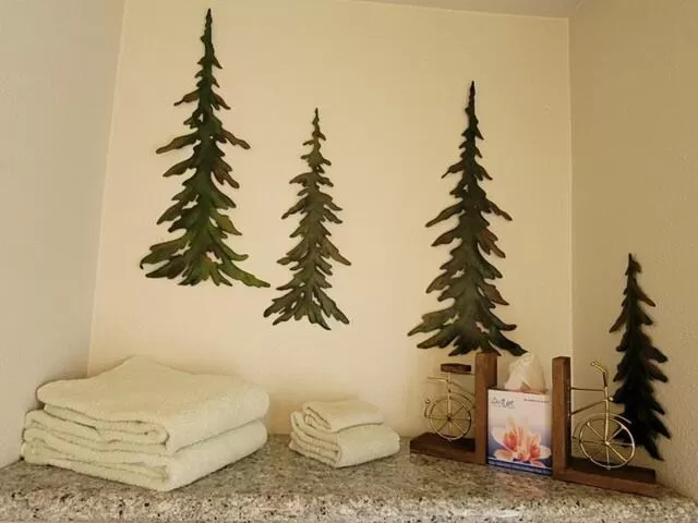 Bathroom in Hillcrest Suites & Cabins