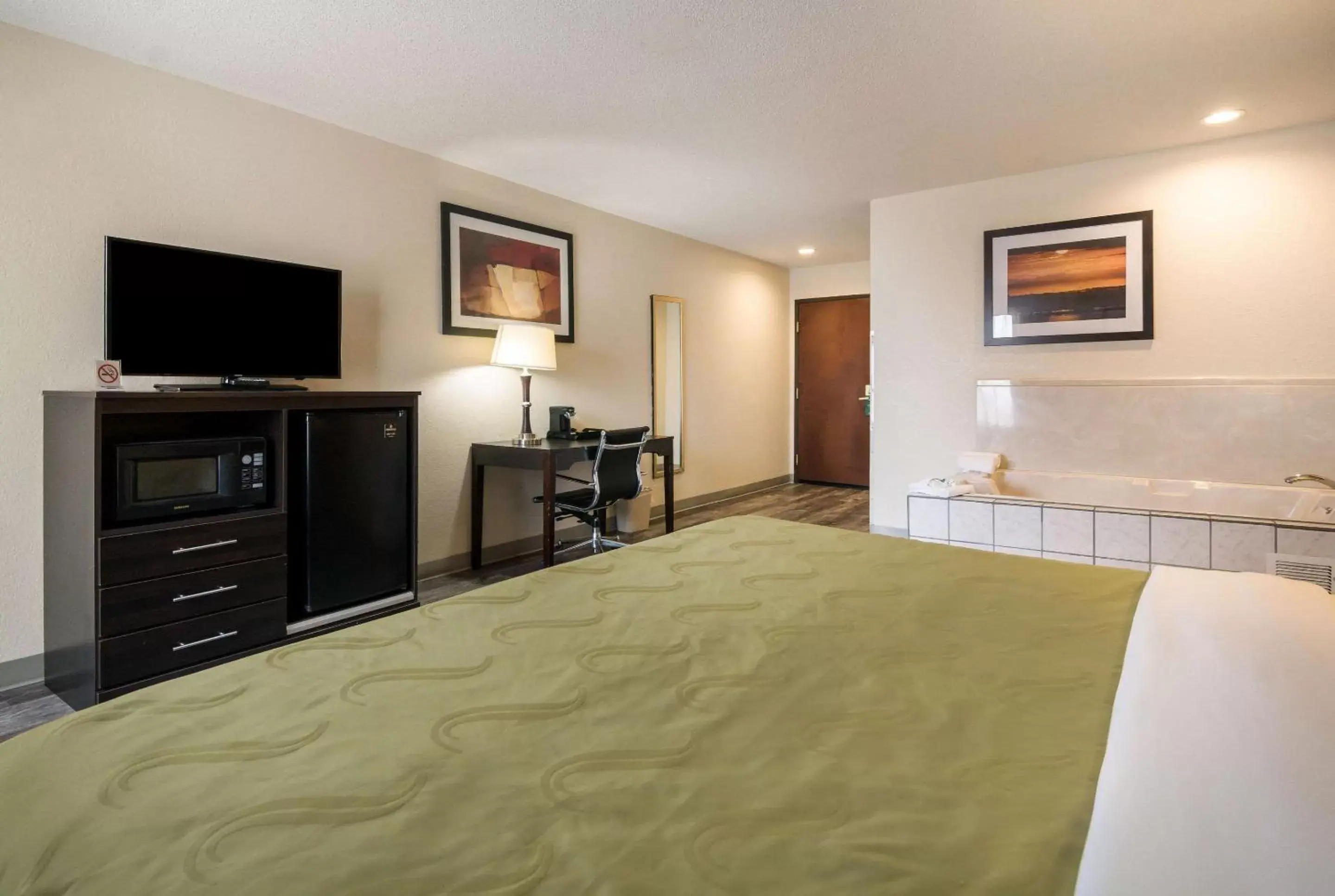 Bedroom, TV/Entertainment Center in Quality Inn & Suites Granbury