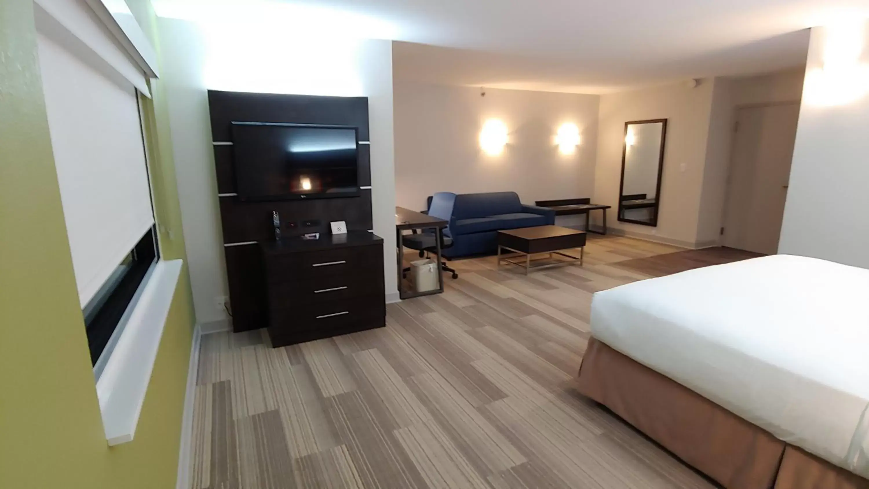 Photo of the whole room, TV/Entertainment Center in Holiday Inn Express Schaumburg-Rolling Meadows, an IHG Hotel