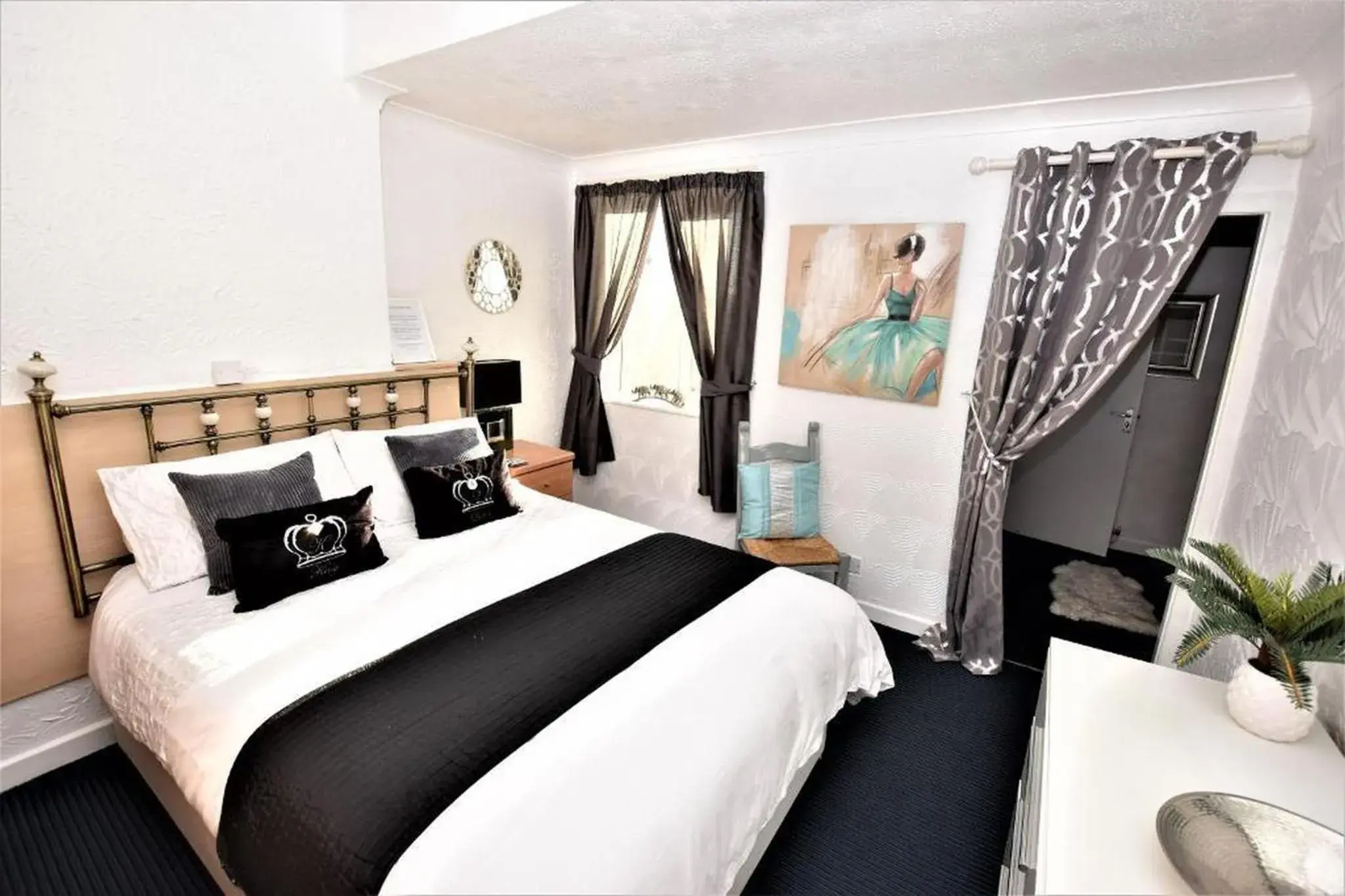 Bedroom, Bed in Bridle Lodge Apartments