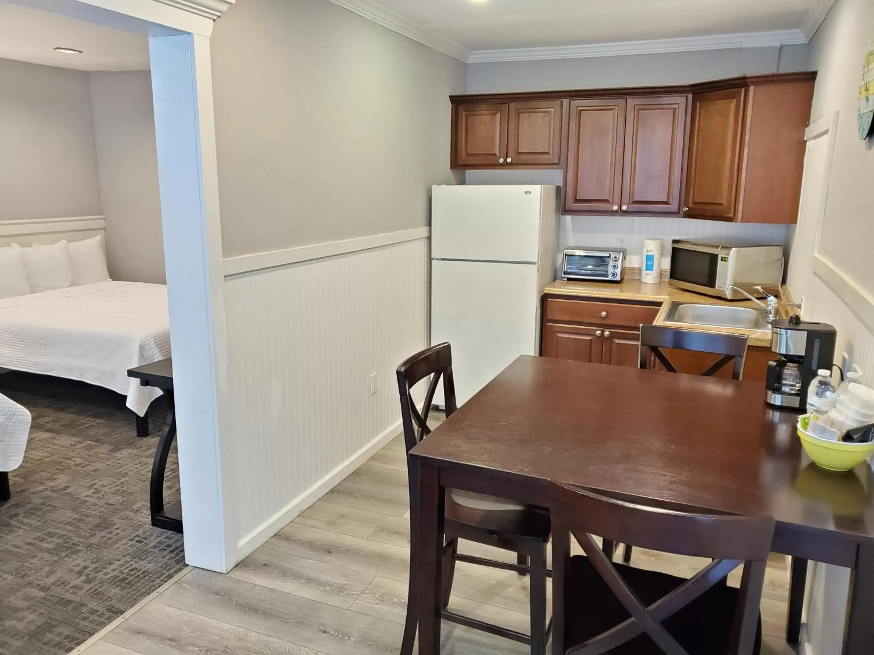 Kitchen/Kitchenette in Coronado Island Inn