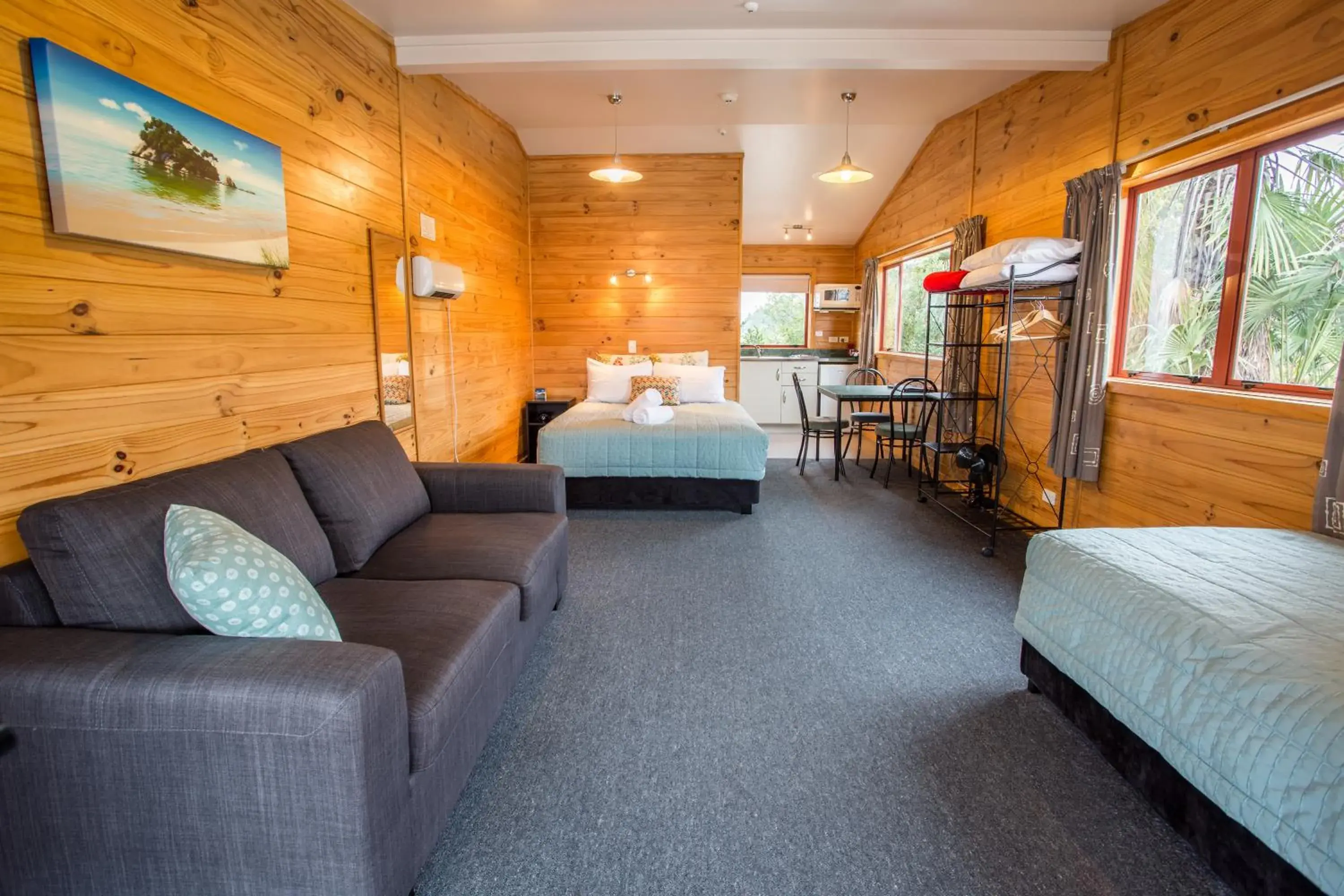 Kitchen or kitchenette, Seating Area in Nelson City TOP 10 Holiday Park