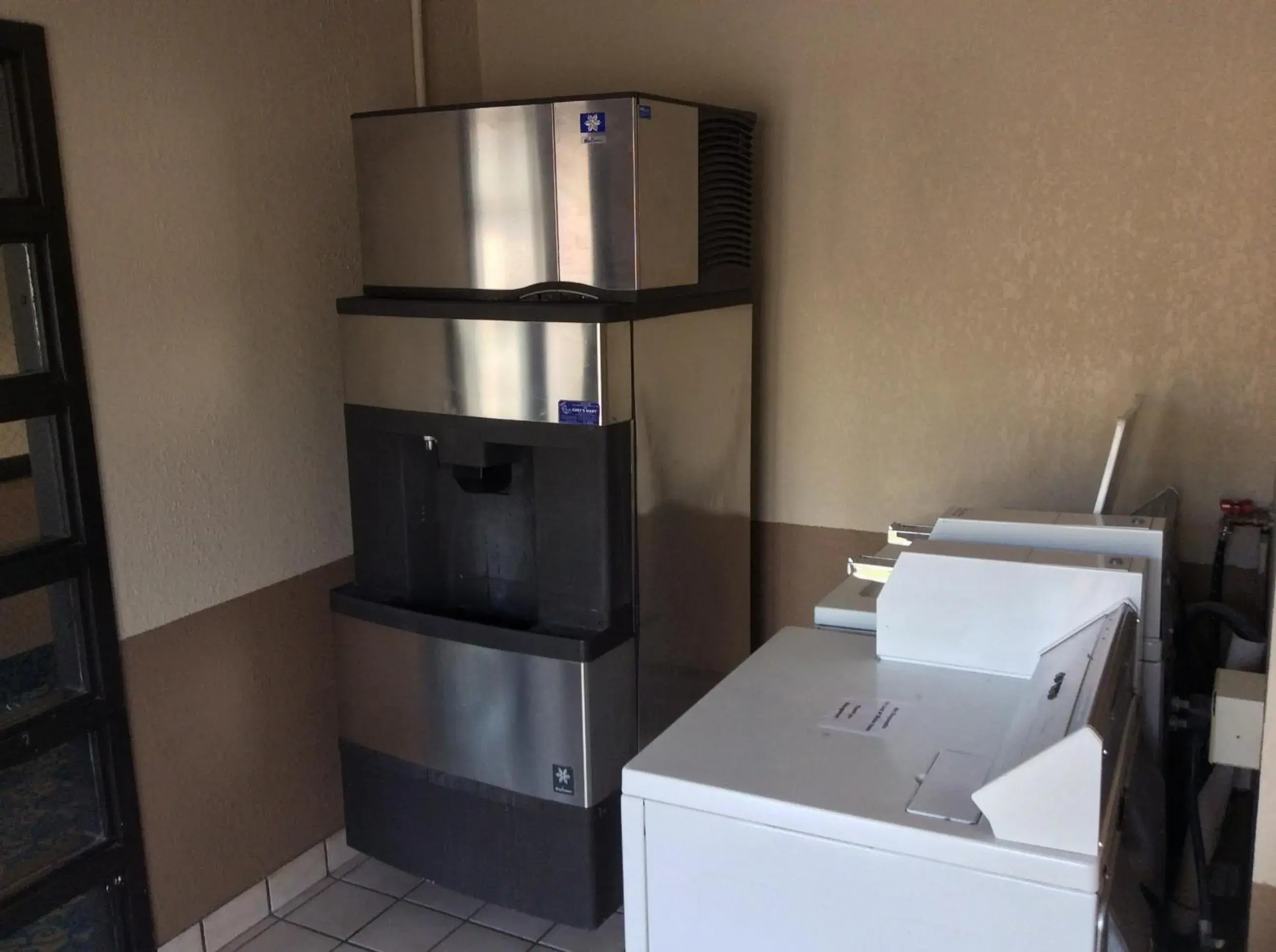 Business facilities, Kitchen/Kitchenette in Super 8 by Wyndham Marshalltown