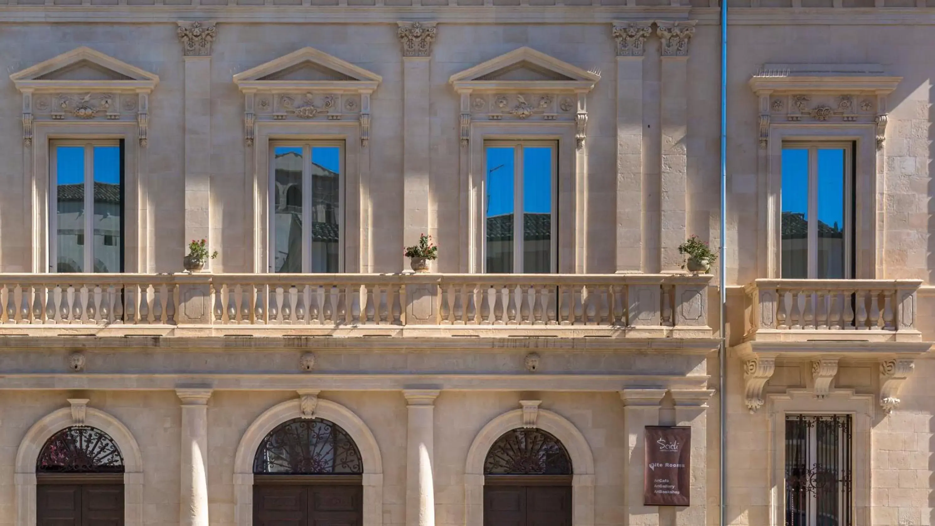 Facade/entrance, Property Building in Palazzo Favacchio - Patanè