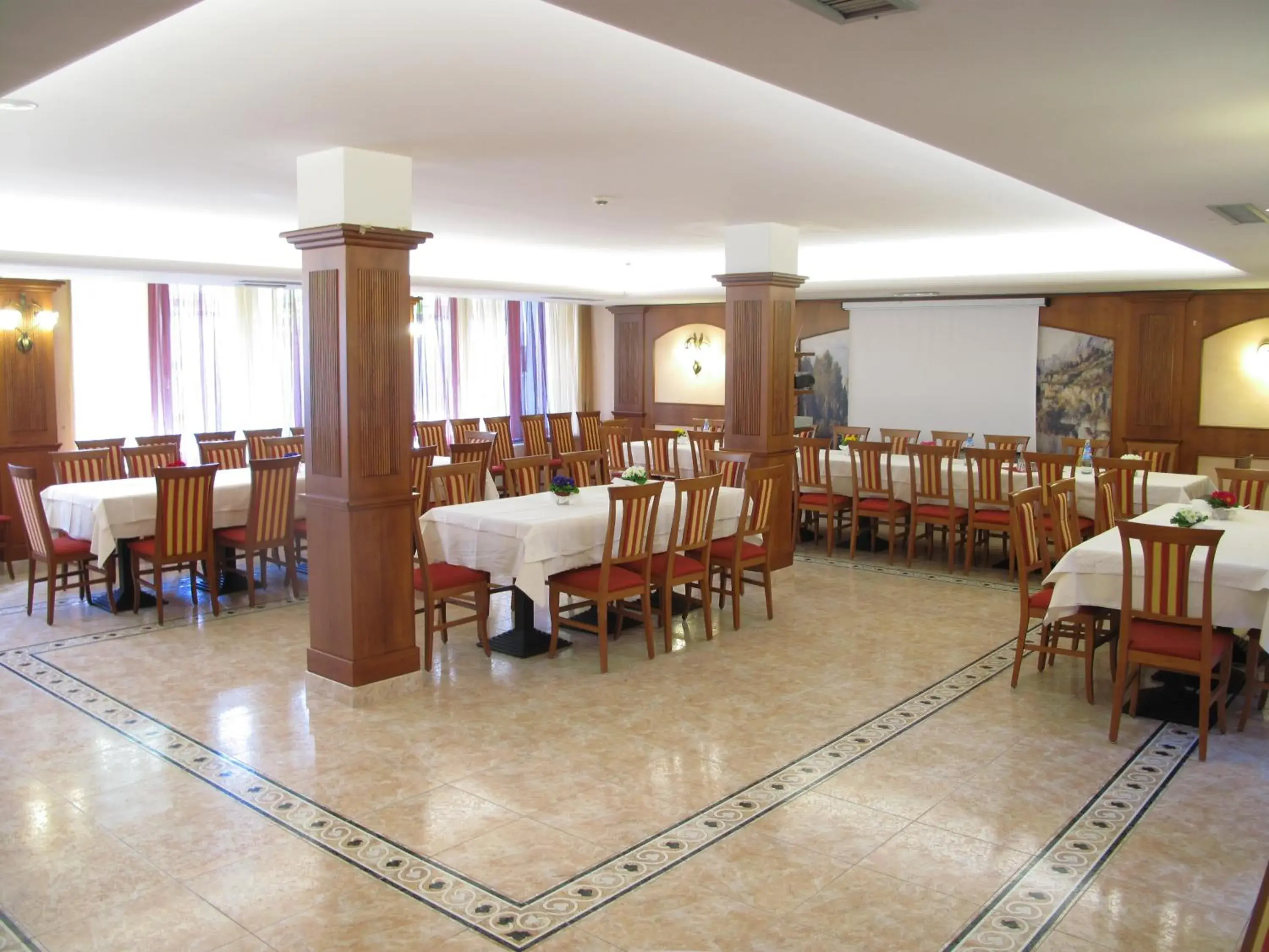 Meeting/conference room, Restaurant/Places to Eat in Hotel Olivo