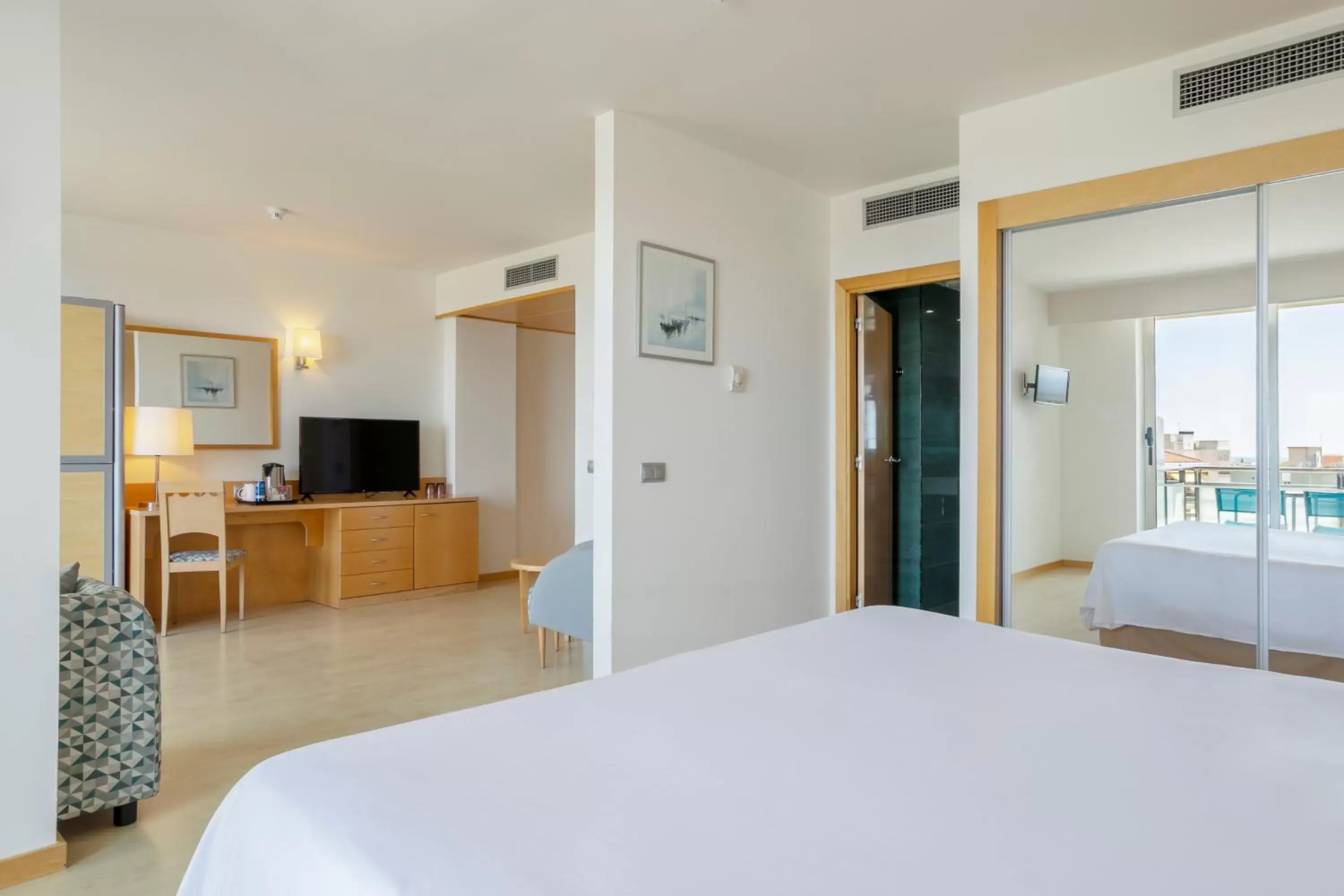 Bed, TV/Entertainment Center in Sol Port Cambrils Hotel