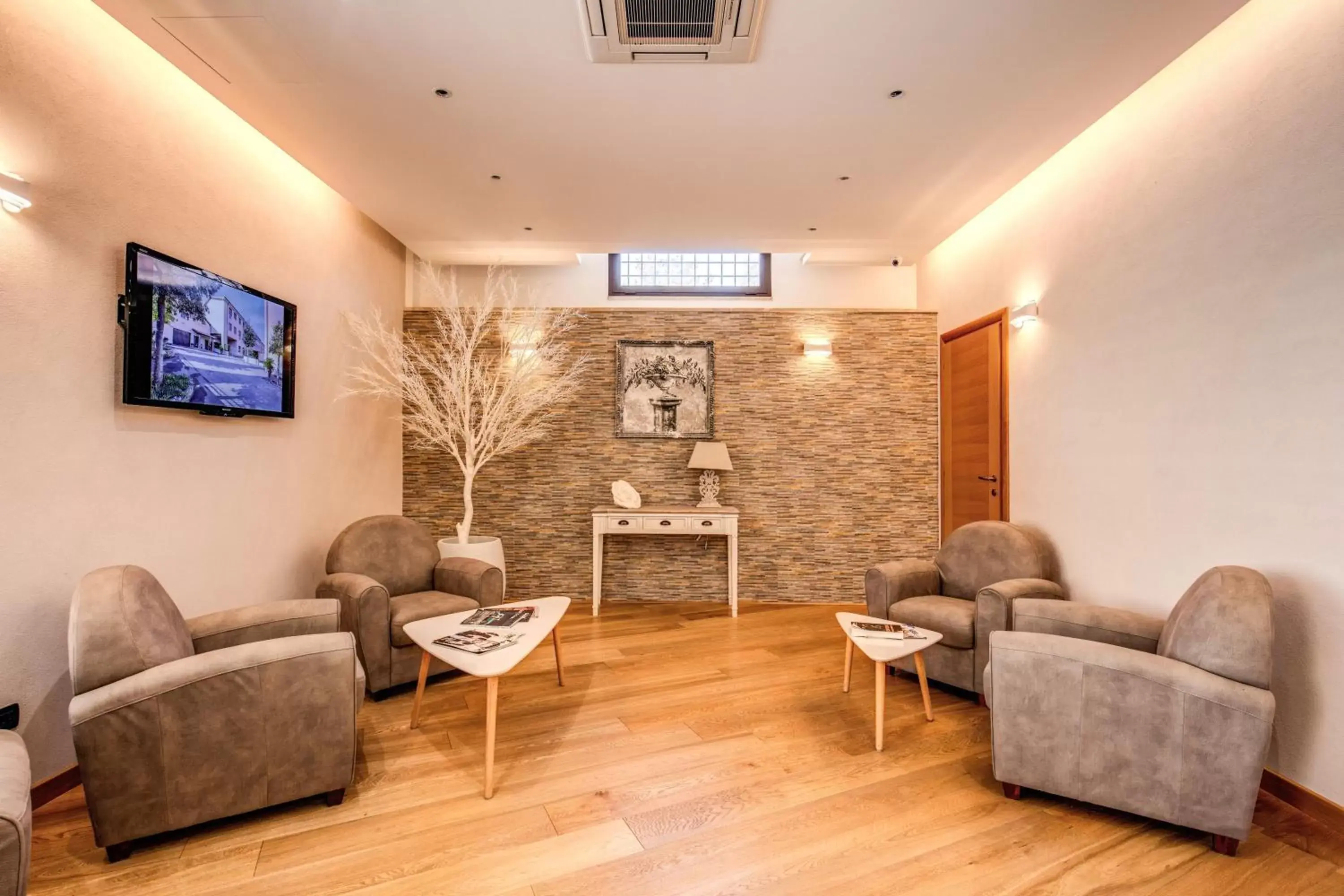 Communal lounge/ TV room, Seating Area in Hotel Roma Tiburtina Metro