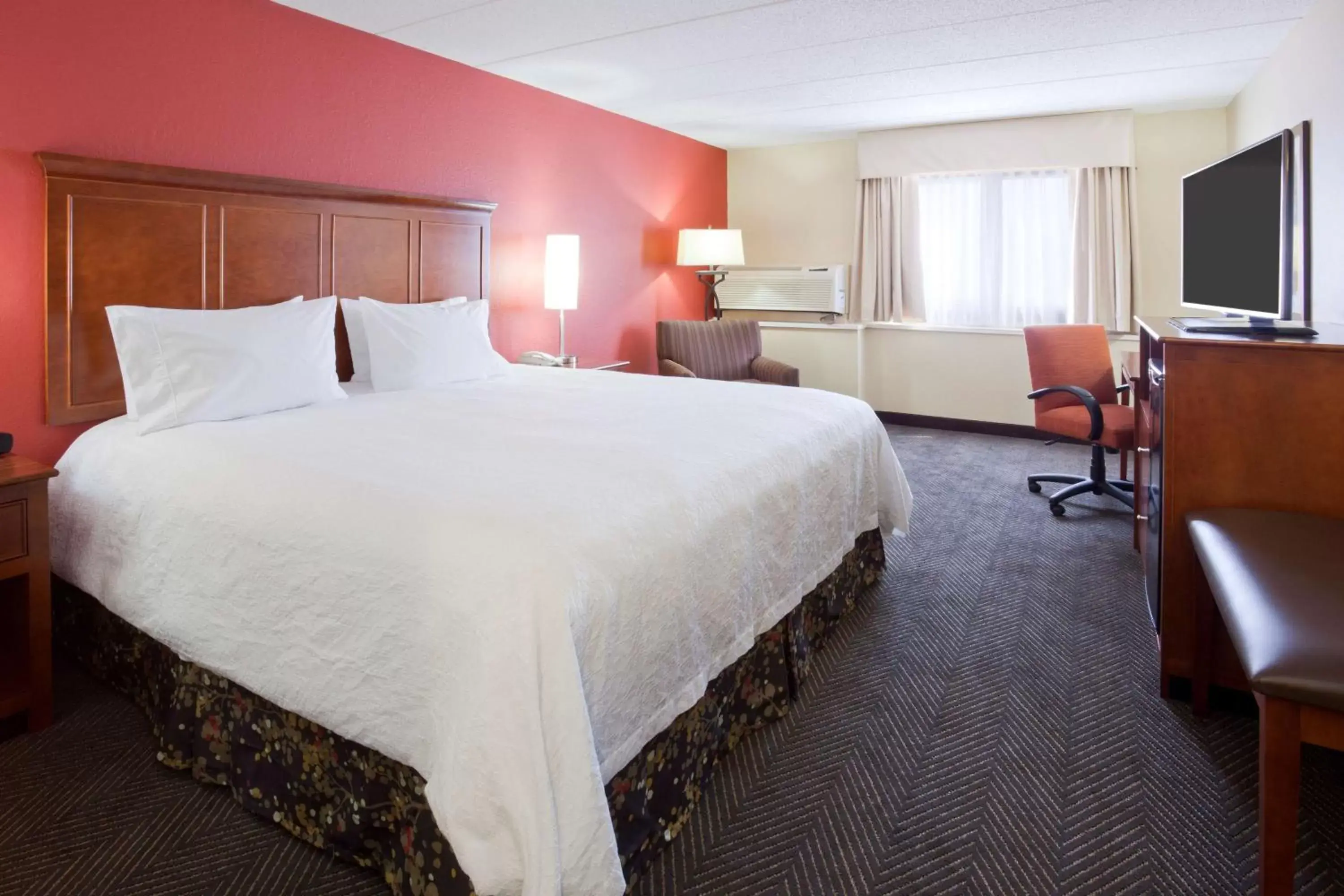 King Room with Mobility Accessible Tub and Sofa Bed in Best Western Plus St. Paul North/Shoreview