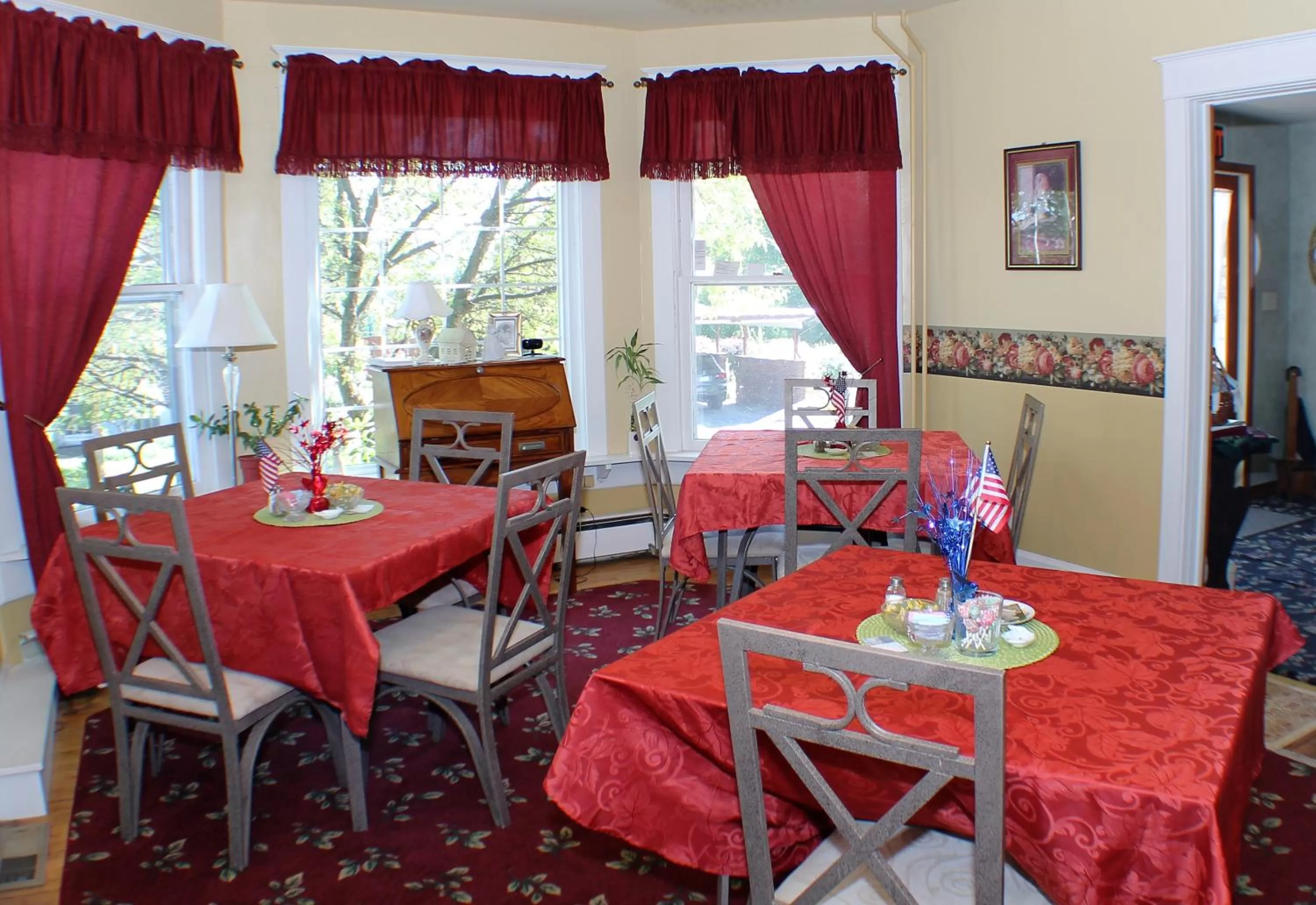 Coffee/tea facilities, Restaurant/Places to Eat in The White Birch Inn