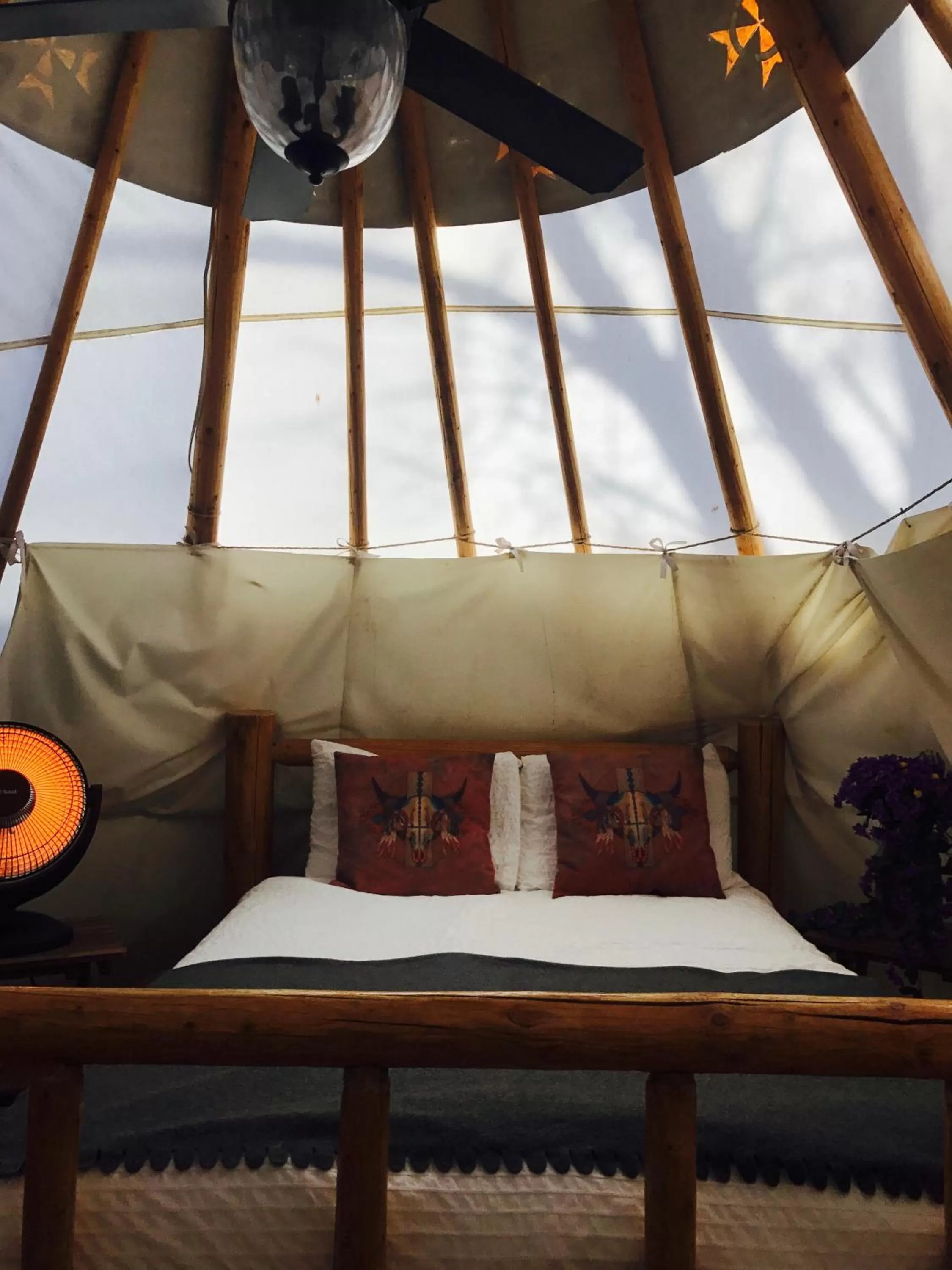 Bed in Olancha RV Park and Motel