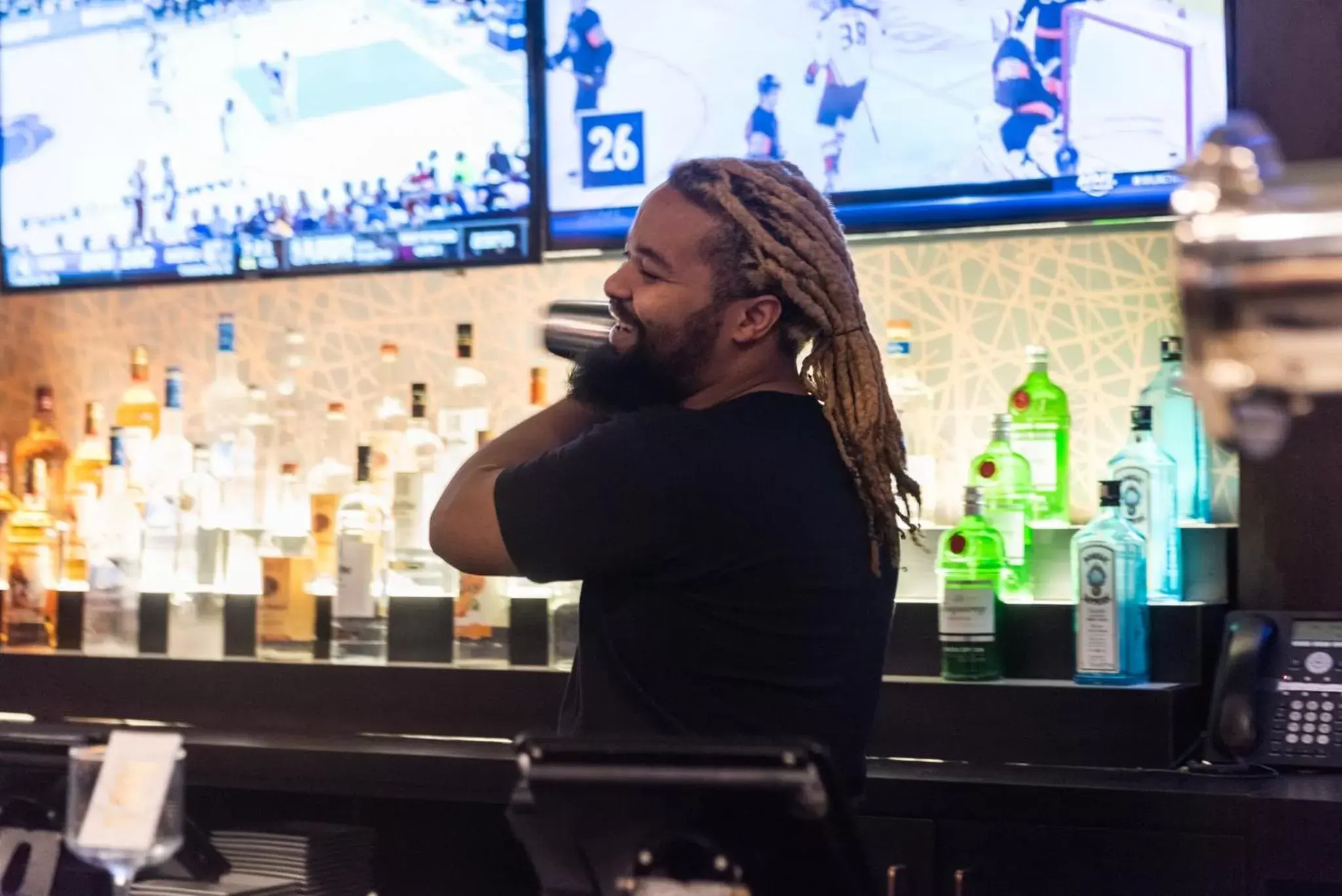 Lounge or bar in Holiday Inn Newark International Airport Lounge or bar in Holiday Inn Newark International Airport