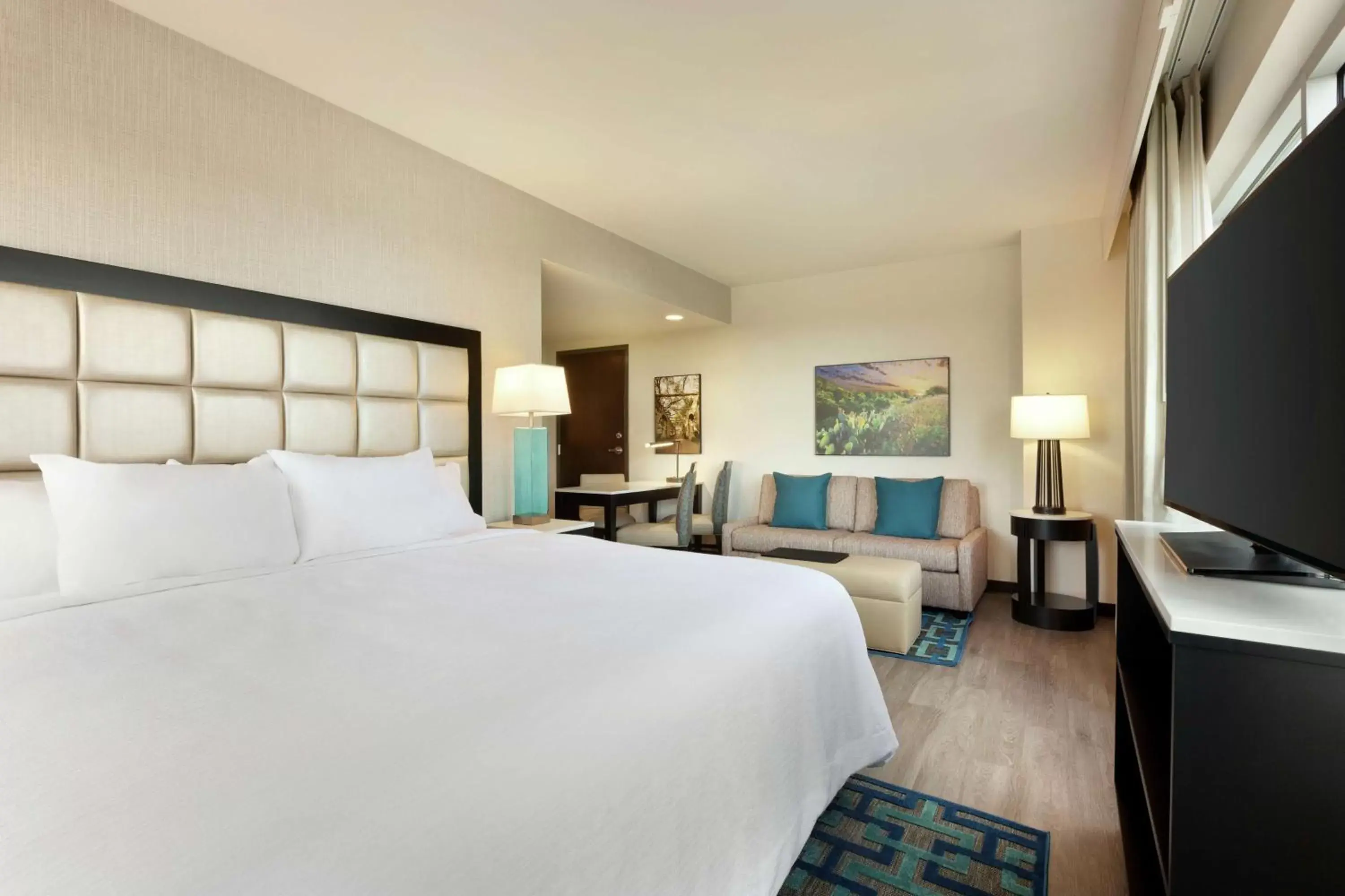 Bedroom in Embassy Suites By Hilton San Antonio Landmark