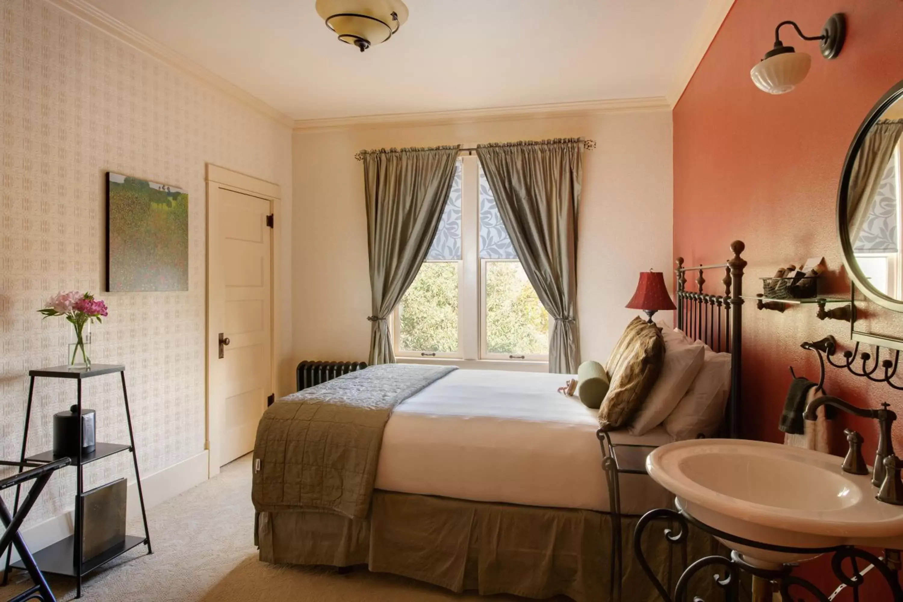 Bed in Chamberlin Inn Bed in Chamberlin Inn