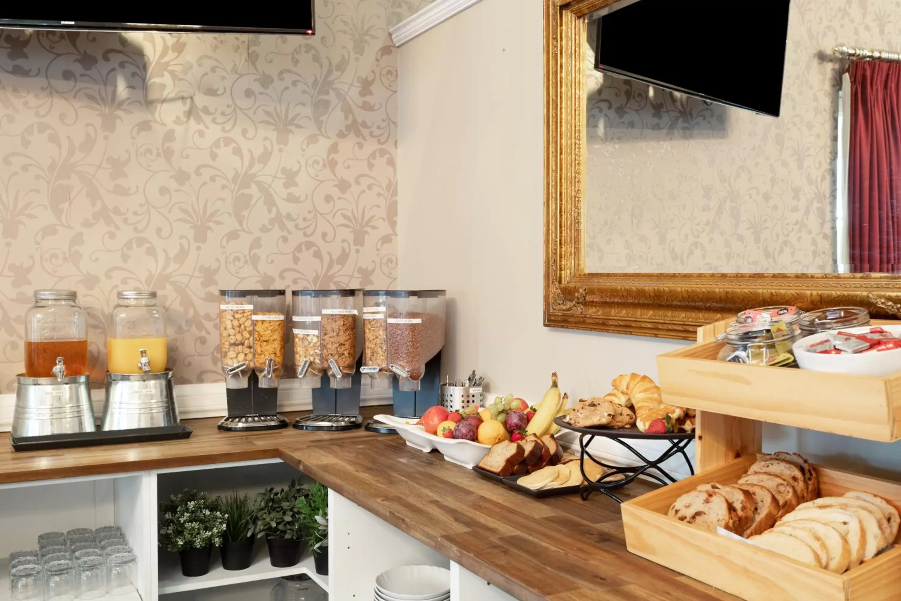 Continental breakfast in Coopers Colonial Motel Continental breakfast in Coopers Colonial Motel