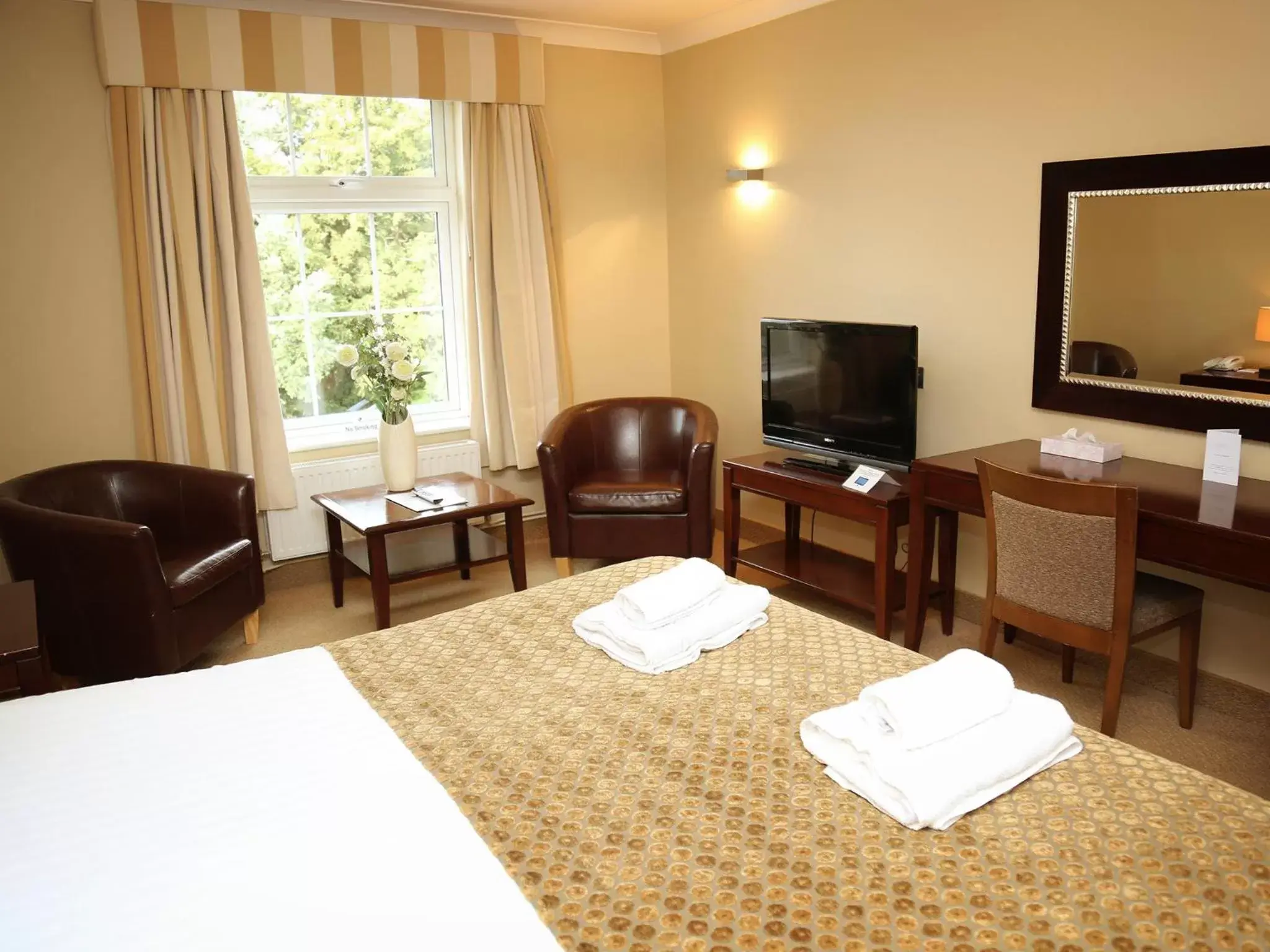 Bedroom, TV/Entertainment Center in The Oriel Hotel